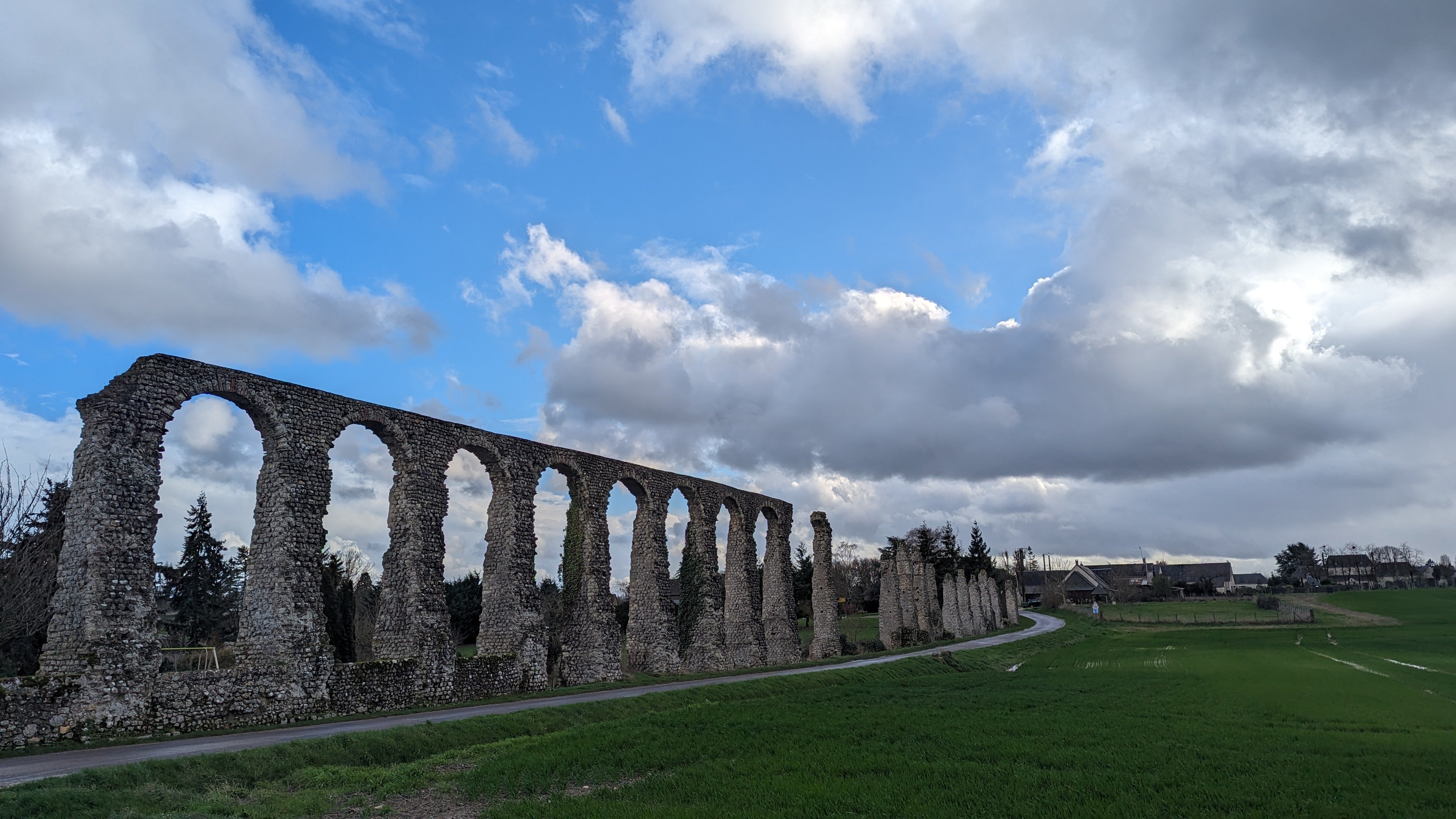 A la recherche d'internet pour pouvoir bosser, j'ai trouvé un endroit plutôt cool avec vue sur cet aqueduc romain du IIe siècle.