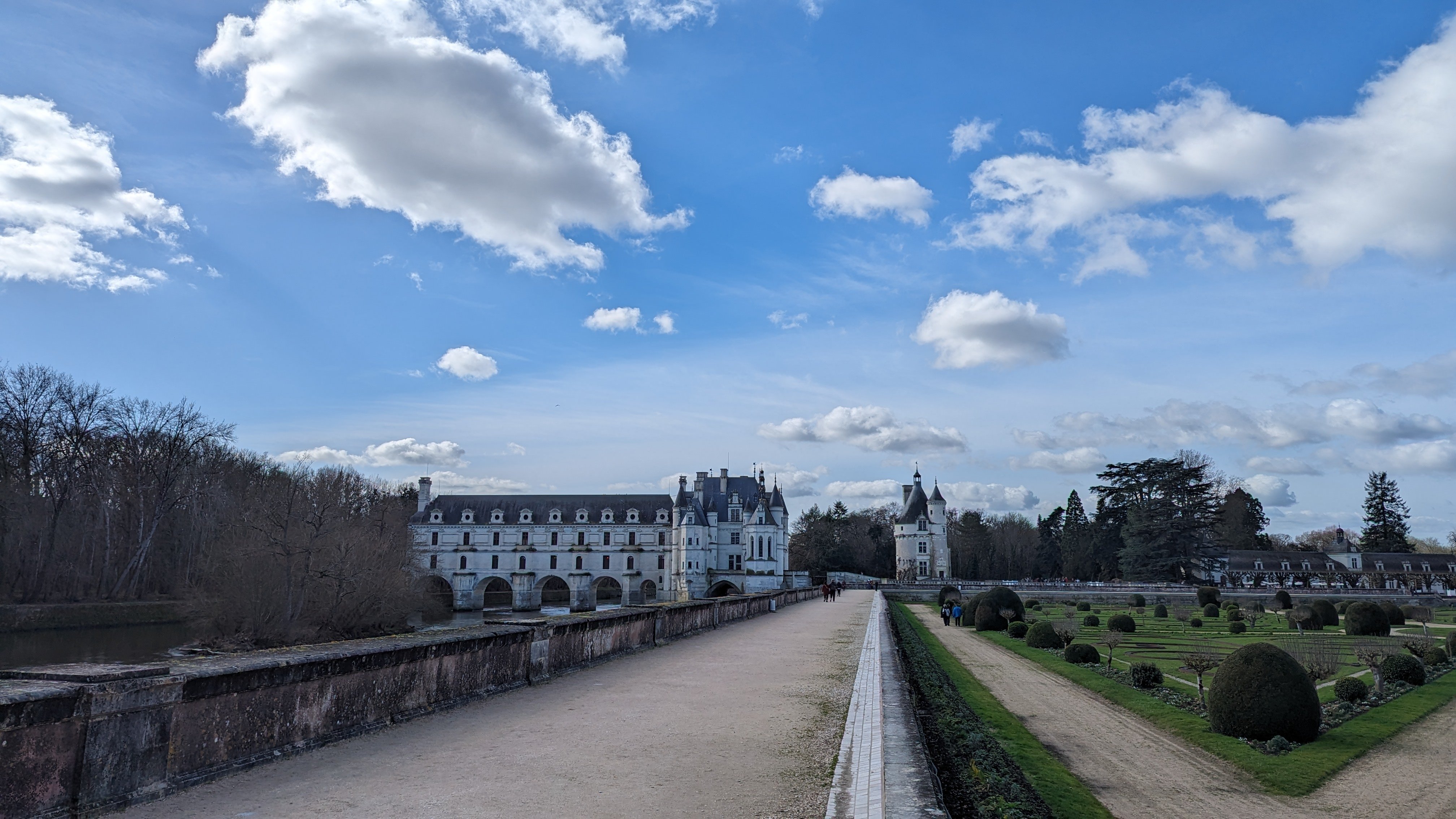 La même, en reculant un peu pour voir ses beaux jardins (et oh, un ciel presque bleu).