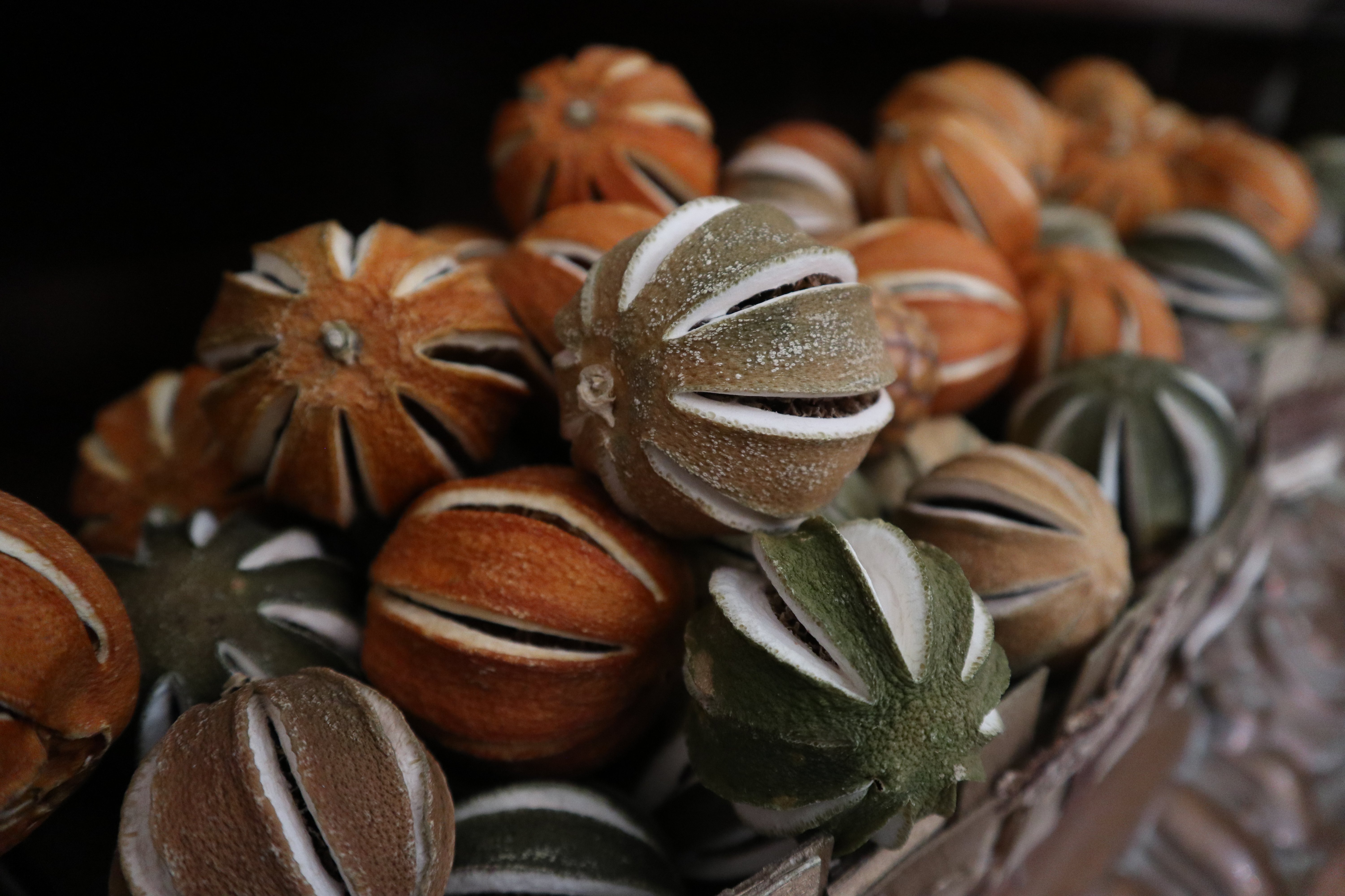En plus de sa beauté naturelle, Chenonceau c'est aussi des pièces joliment apprêtées avec des fleurs, des fruits, ça sent bon un peu partout ! Cheverny devrait s'inspirer...