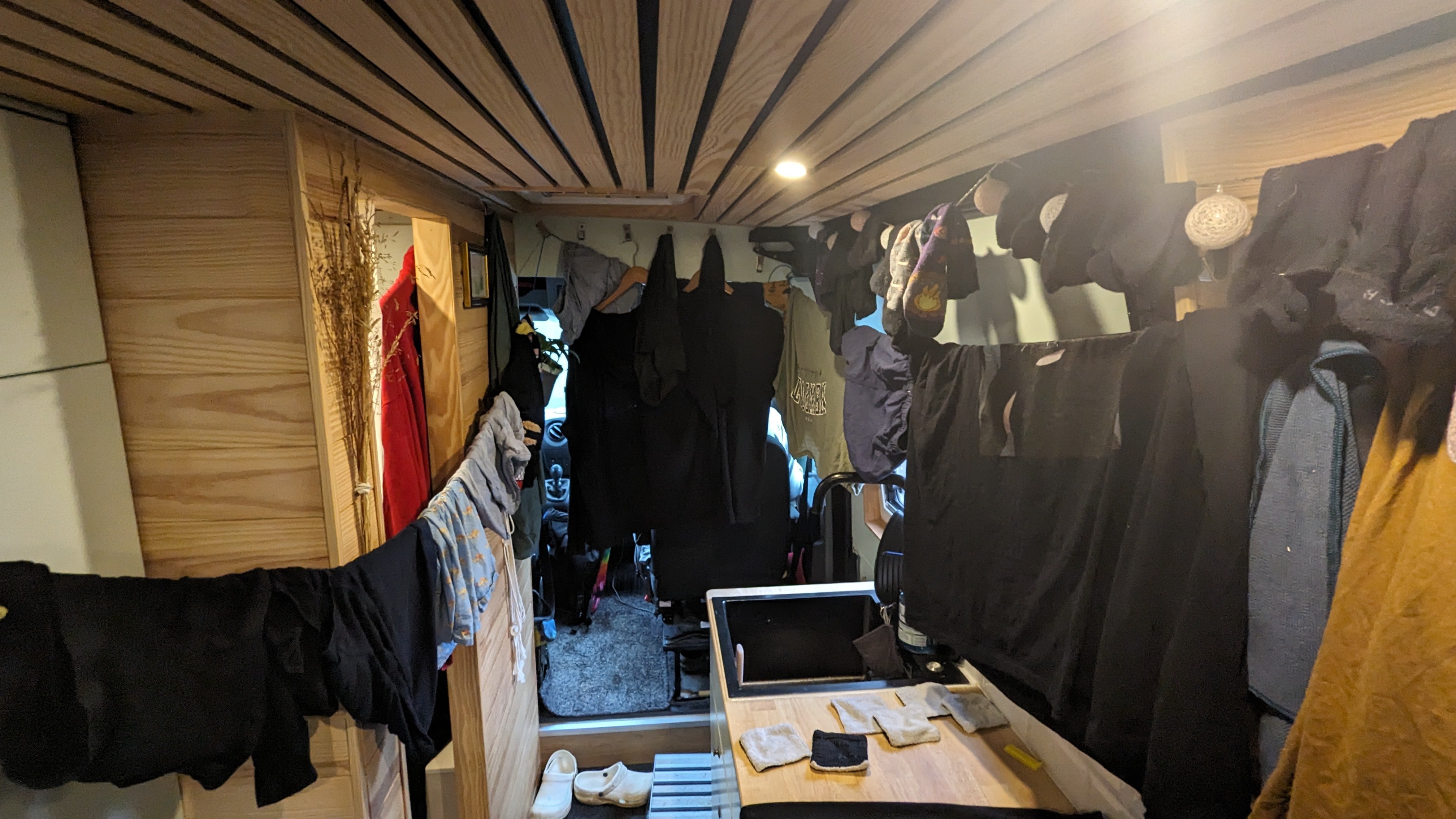 L'en-fer. Un sèche-linge en panne, puis un autre alors que ce n'était pas écrit donc on avait lavé nos vêtements. Pendant que j'étais en visioconférence pour le travail Clélia a tout étendu dans le van. J'avais du mal à rester sérieux.