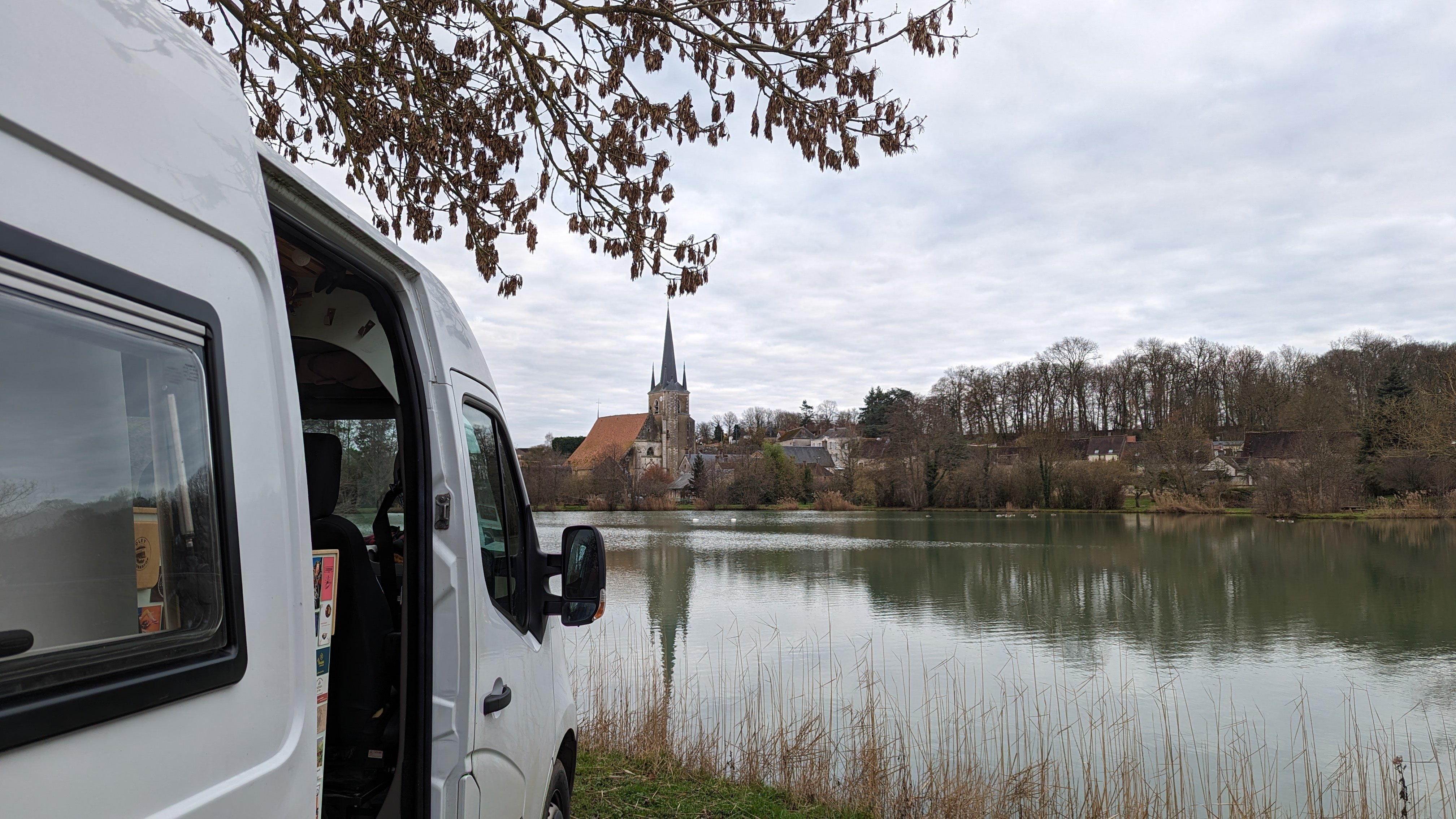 Spot tranquille, au coin d'un étang avec petite vue. On dirait une annonce immobilière, heureusement garantie sans Stéphane Plaza.