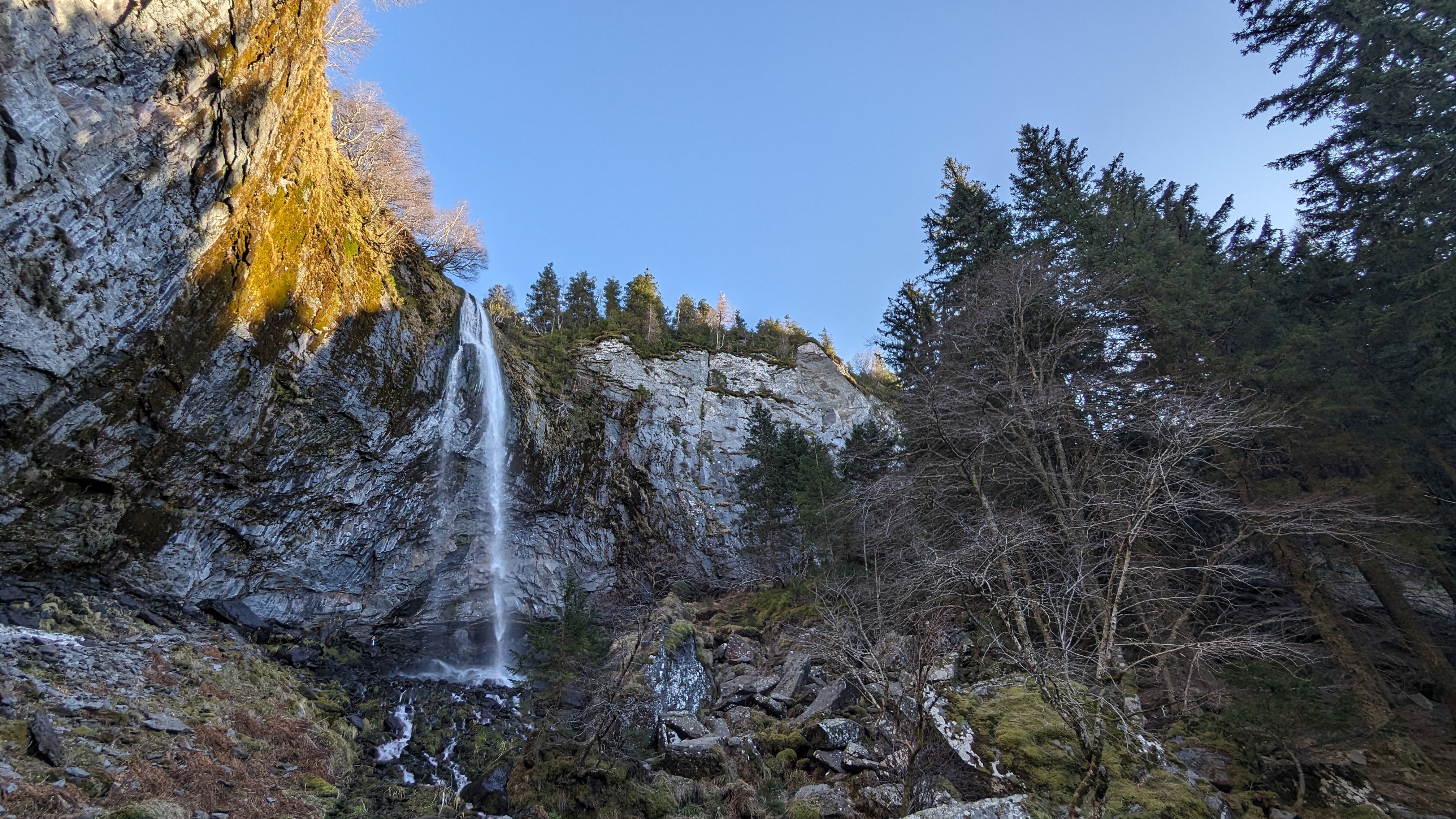 Un rayon de soleil et c'est parti pour une rando pour grimper jusqu'à cette grande cascade à Mont Dore dans le Puy de Dôme. 