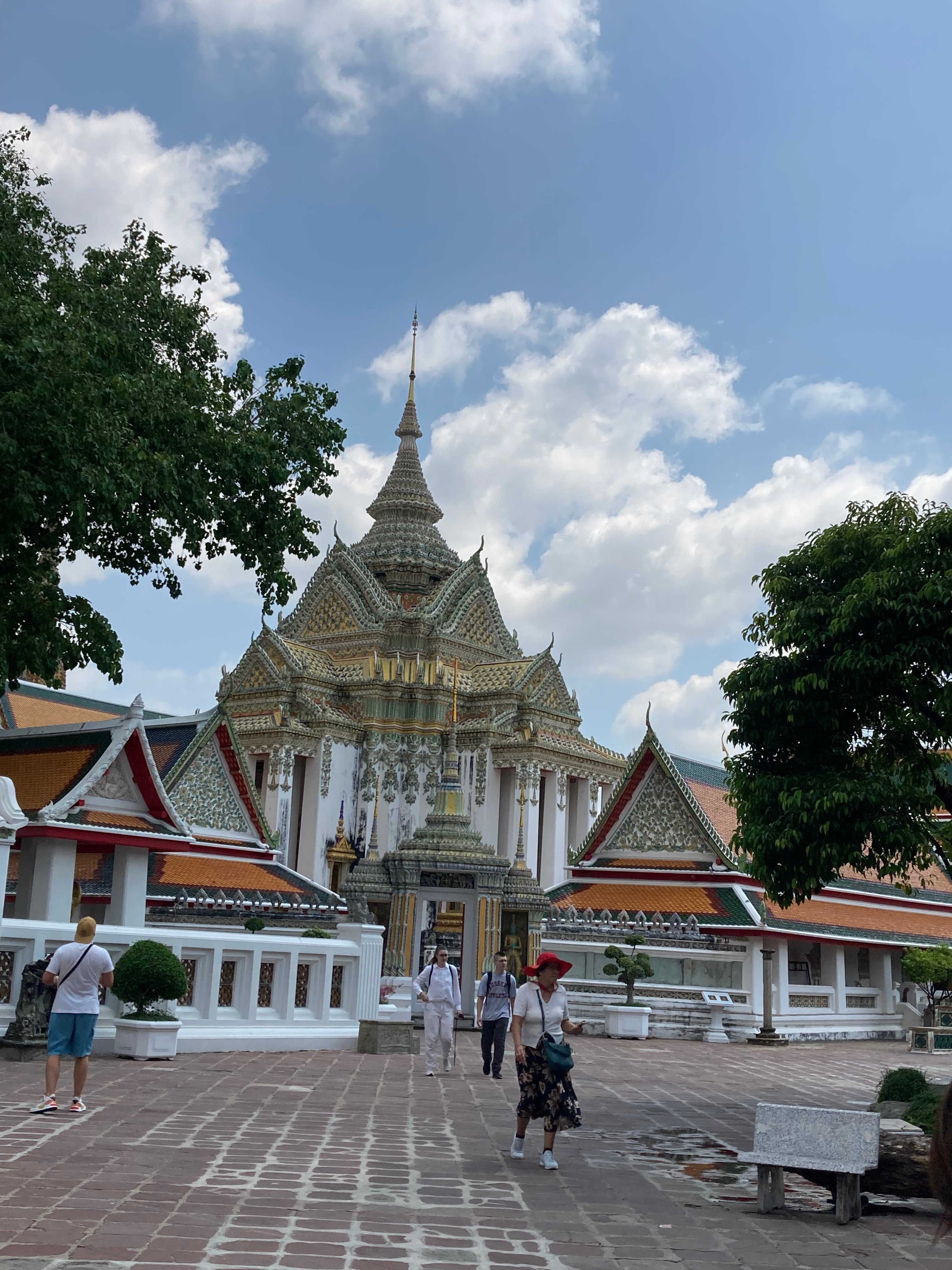 Dans le complexe des temples du Bouddha couché
