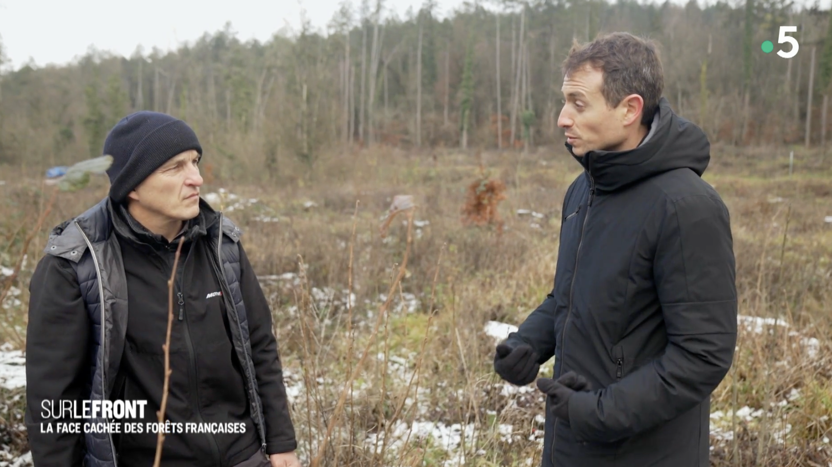 Yannick, forestier à l'ONF, me montre l'échec d'une plantation dans la Meuse. (image Sur le front, Winter Productions)