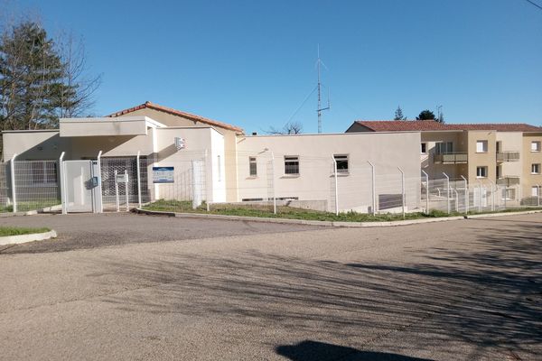 Elle est toute neuve. Elle a couté 2,2 M€. Elle vaut 1,4M‹€, occupée par les gendarmes...