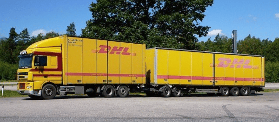 Un méga-camion avec deux remorques. 