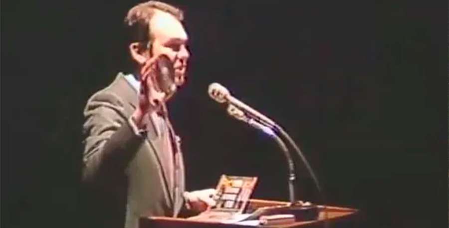 Mickey Schulhof, boss de Sony America, présente au monde le compact-disc lors de la première TED Conference en février 1984 // © TED
