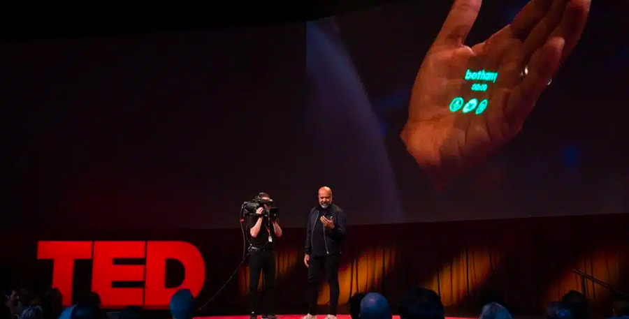 Cette conférence TED sur l'AI Pin est devenue virale mais va-t-elle changer le destin du smartphone ? // © TED