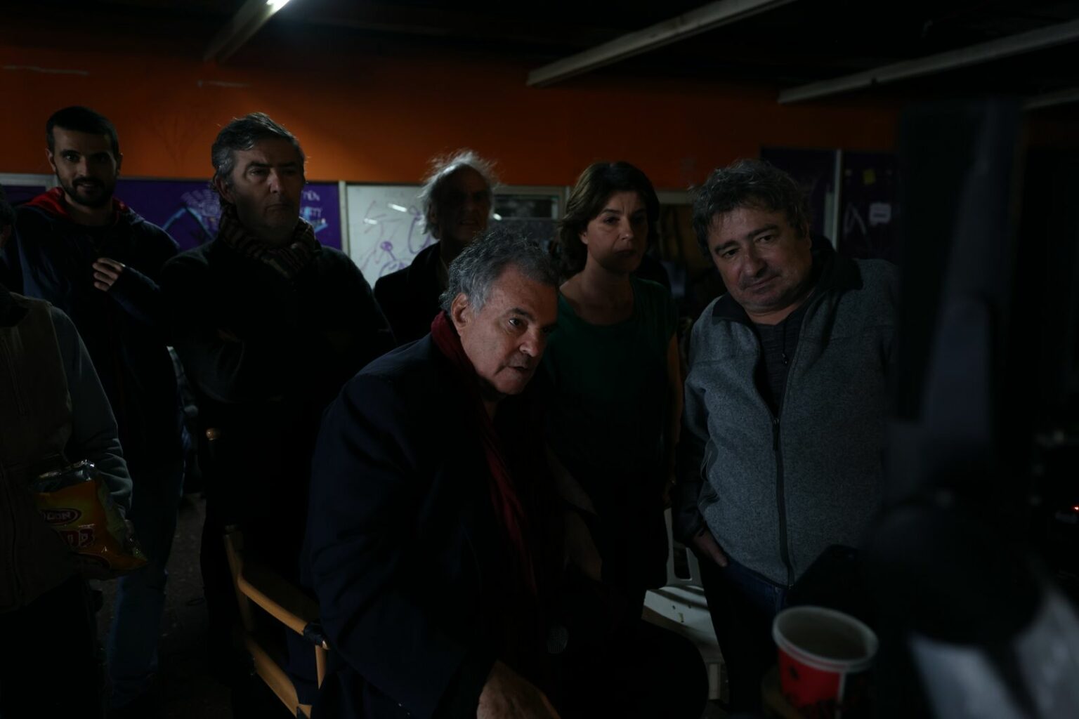 Amos Gitaï au combo pendant le tournage avec son équipe