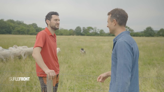 Jonathan Kirchner, cultivateur et éleveur de brebis bios, dans le prochain "Sur le front" consacré à la santé du sol. (image Winter Productions)