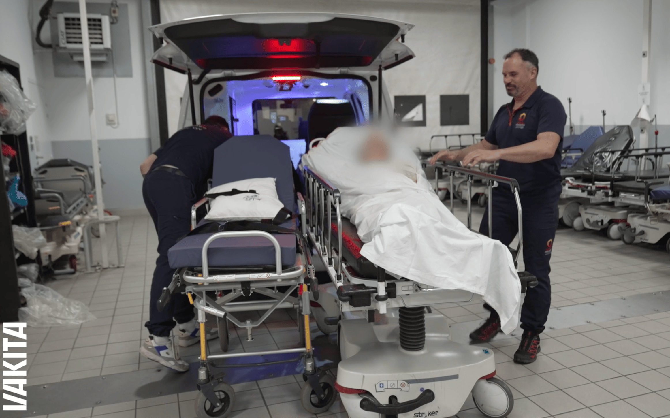 En plus de son travail à la ferme le jour, Antoine est ambulancier la nuit. (image Vakita)
