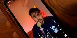 l'Iranien Shervin Hadjipour chante "Barayé"