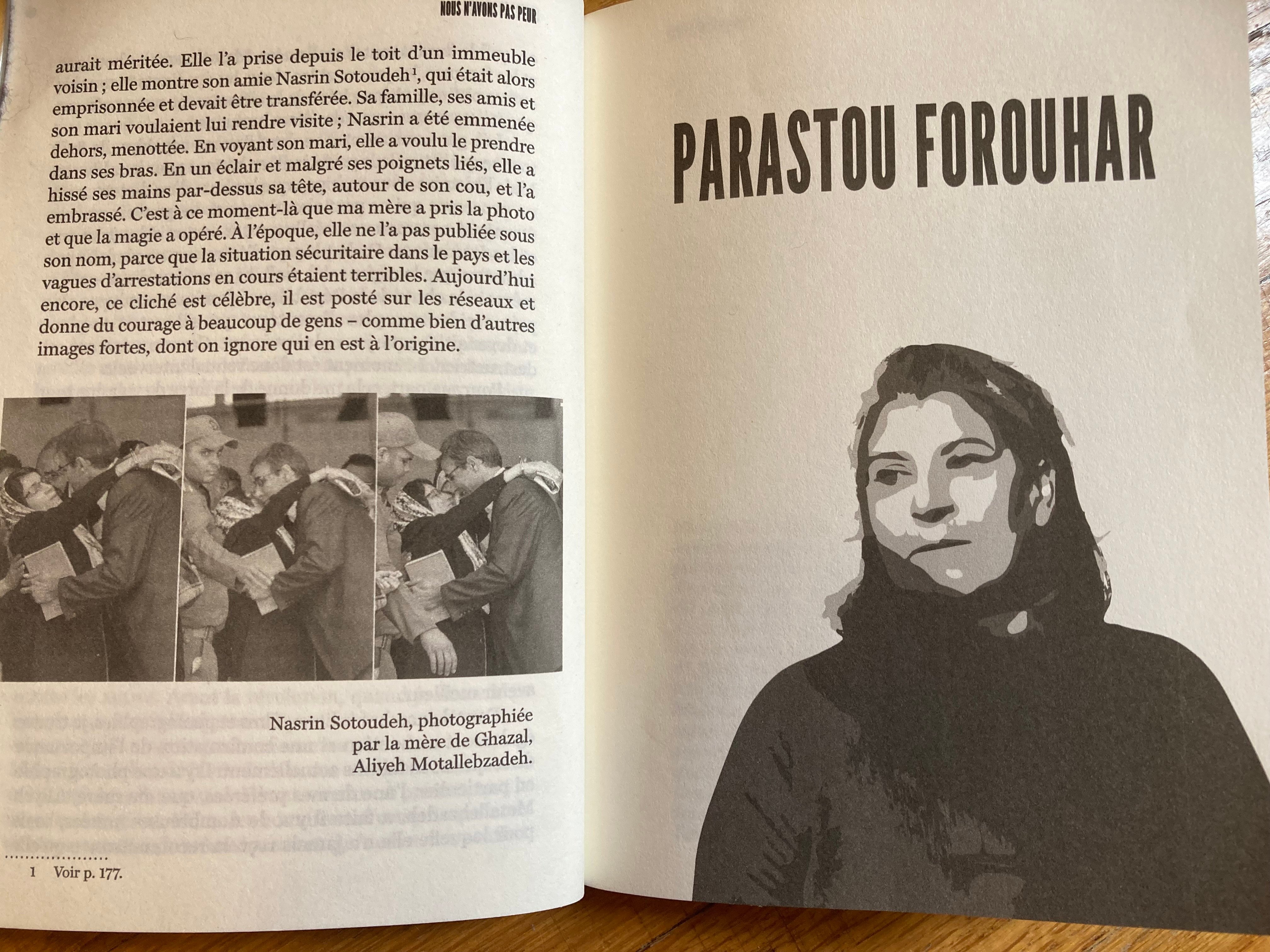 Dans le livre un témoignage de cette artiste dont les parents, opposants connus, ont été assassinés en 1998 dans leur maison par les services secrets du régime. P; de g. : l'opposante Nasrine Sotoudeh, détenue, embrasse son mari pendant un transfert vers une autre prison.