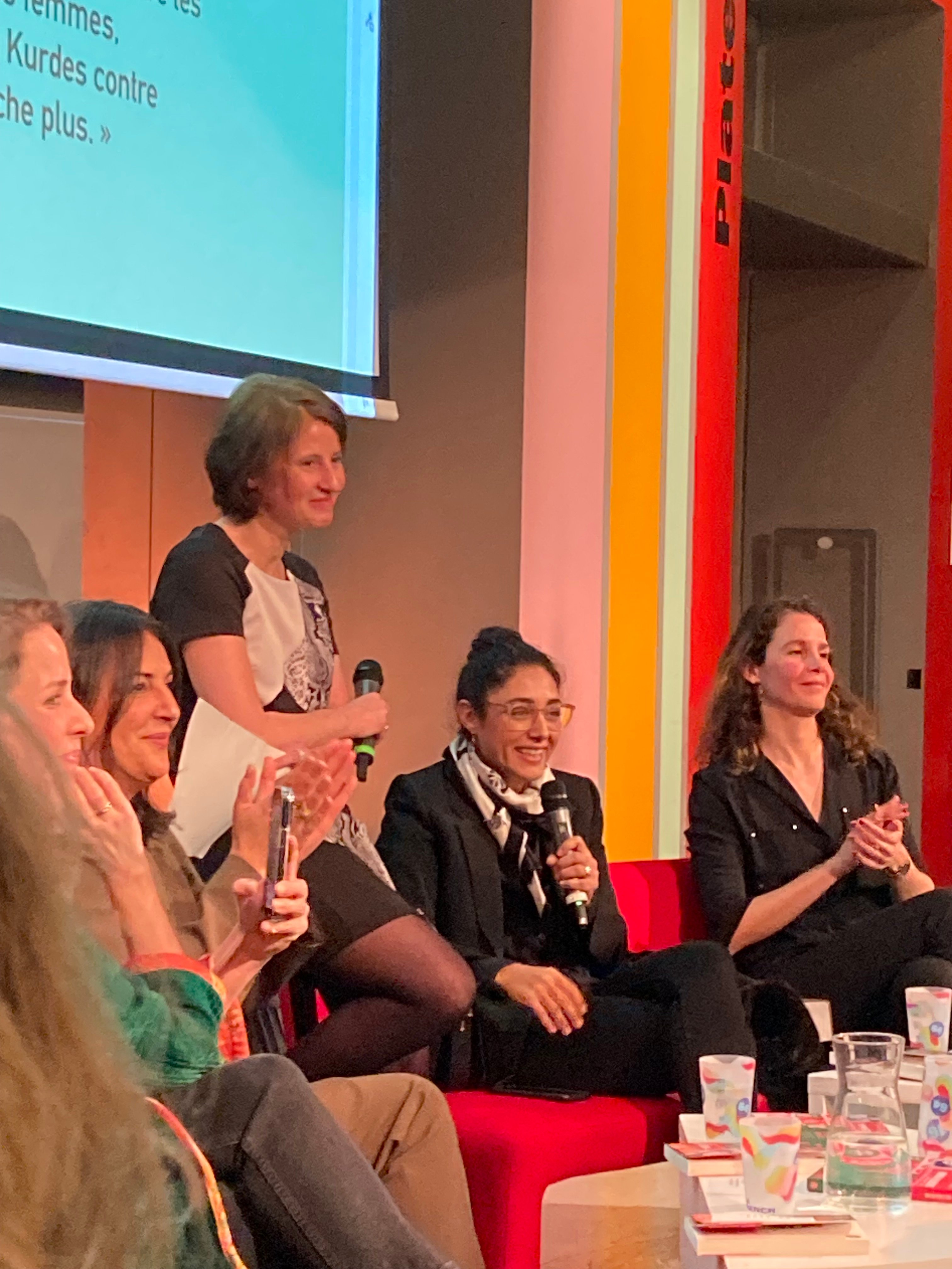 L'éditrice Sophie Caillat avec Golshifteh et les deux éditrices allemandes à sa soirée iranienne