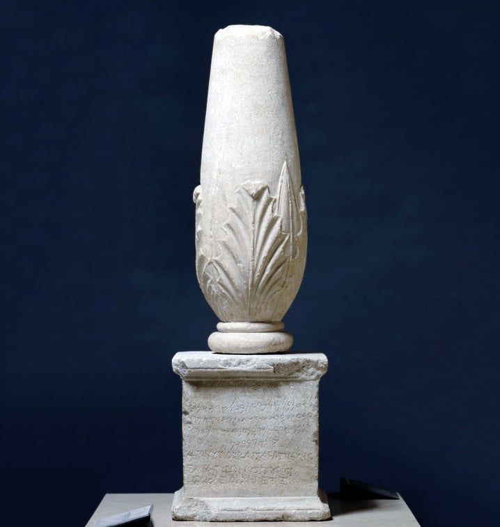 Cippe de Melqart, qu'on peut retrouver au Musée du Louvre.