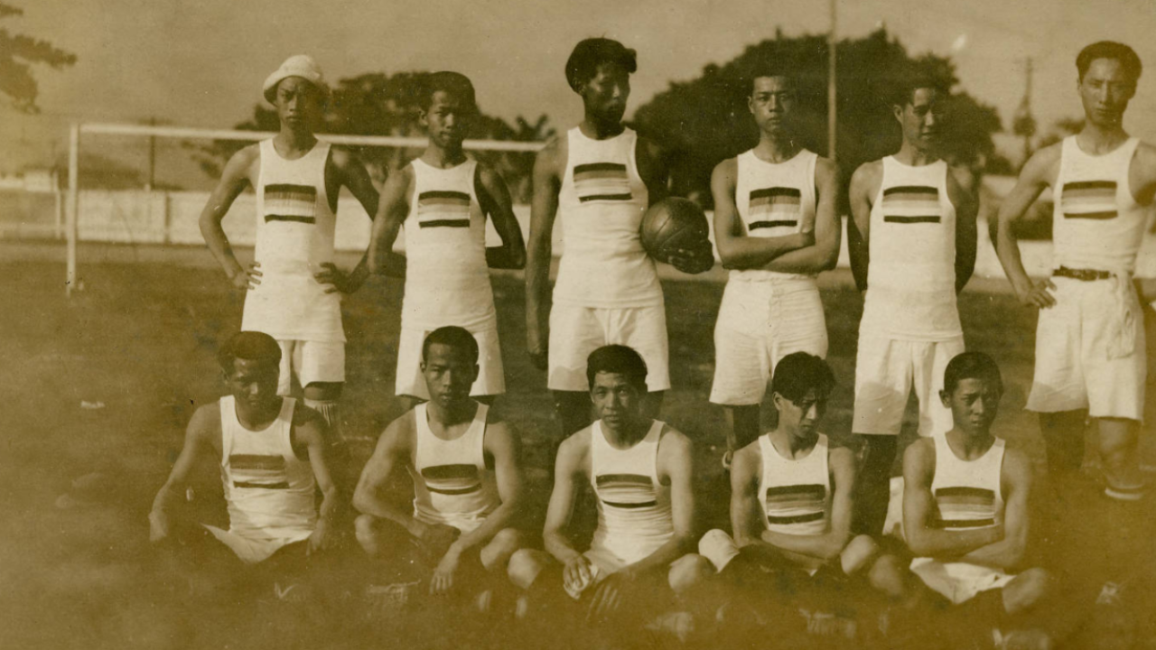 En 1913, la Chine a disputé le premier match international de son histoire face aux Philippines. Source image : Librairie de l'université du Minnesota.