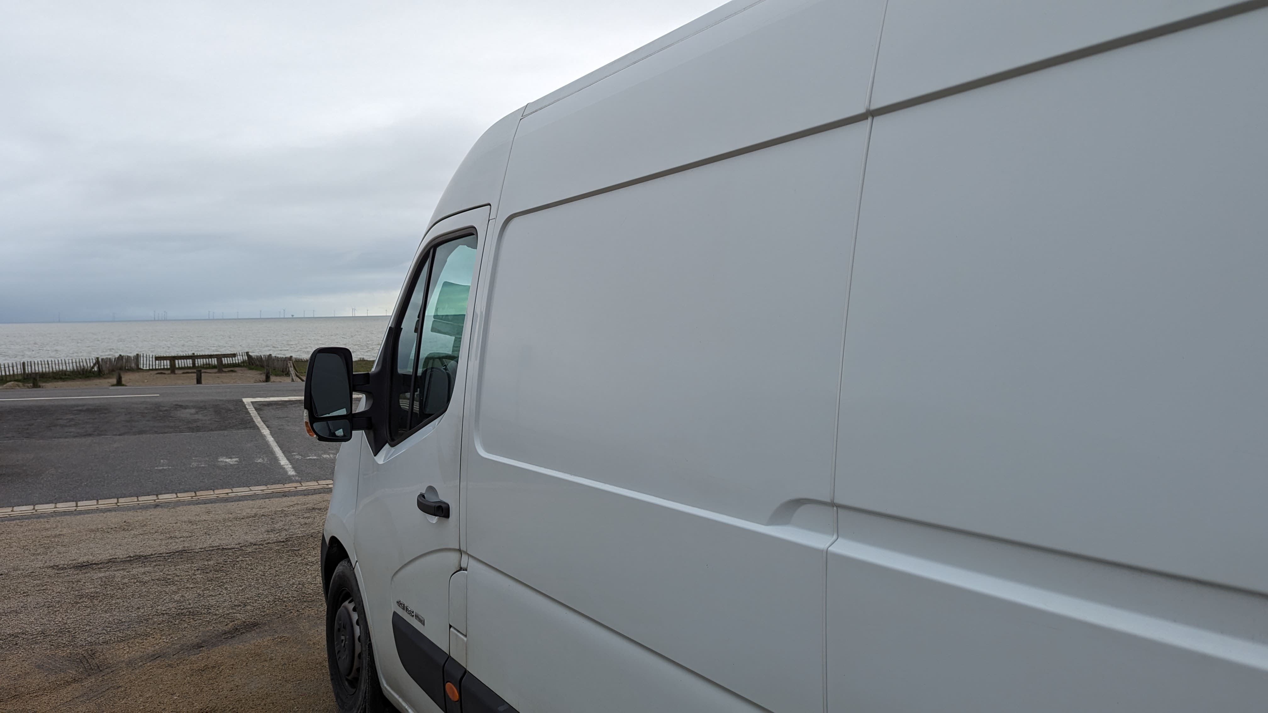 Après être allés manger une galette bretonne (alors oui, nous ne sommes pas en Bretagne selon le dernier découpage des régions, mais je peux vous garantir qu'ici les gens se sentent bien bretons ! J'ai d'ailleurs été lire quelques trucs sur l'histoire des régions et c'est un joyeux foutoir !), nous voici sur un spot "avec vue"...