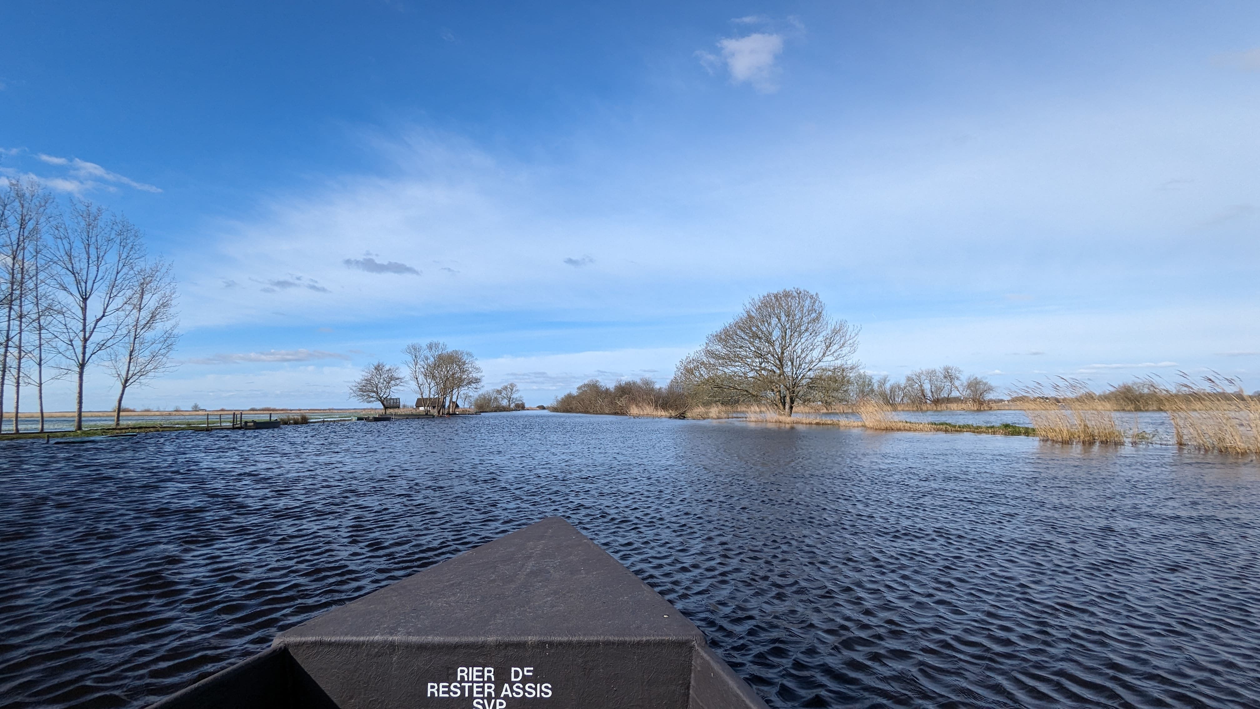 À bord d'un chaland (petit bateau typique et seul format autorisé à naviguer dans le marais), nous avons sillonné une partie du marais, sous un temps radieux bien différent de celui de la veille et du lendemain 😊