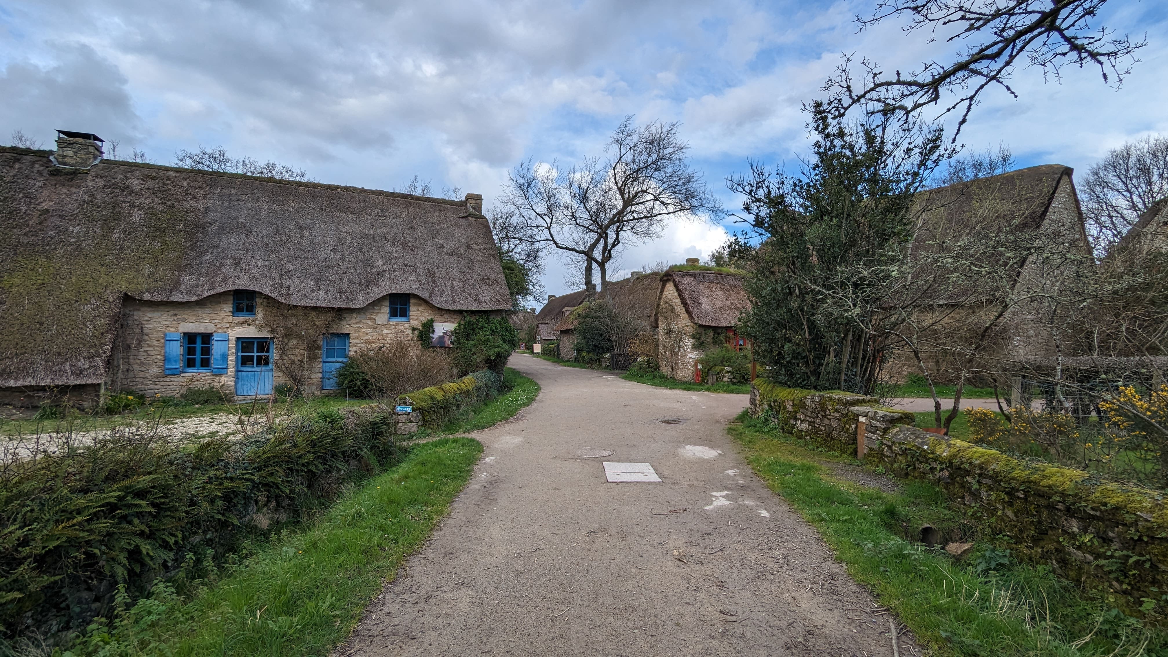 Balade dans ce village/musée à ciel ouvert typique et très très mignon. Avec notamment un petit parcours explicatif sur la façon dont sont conçus les toits de chaume.