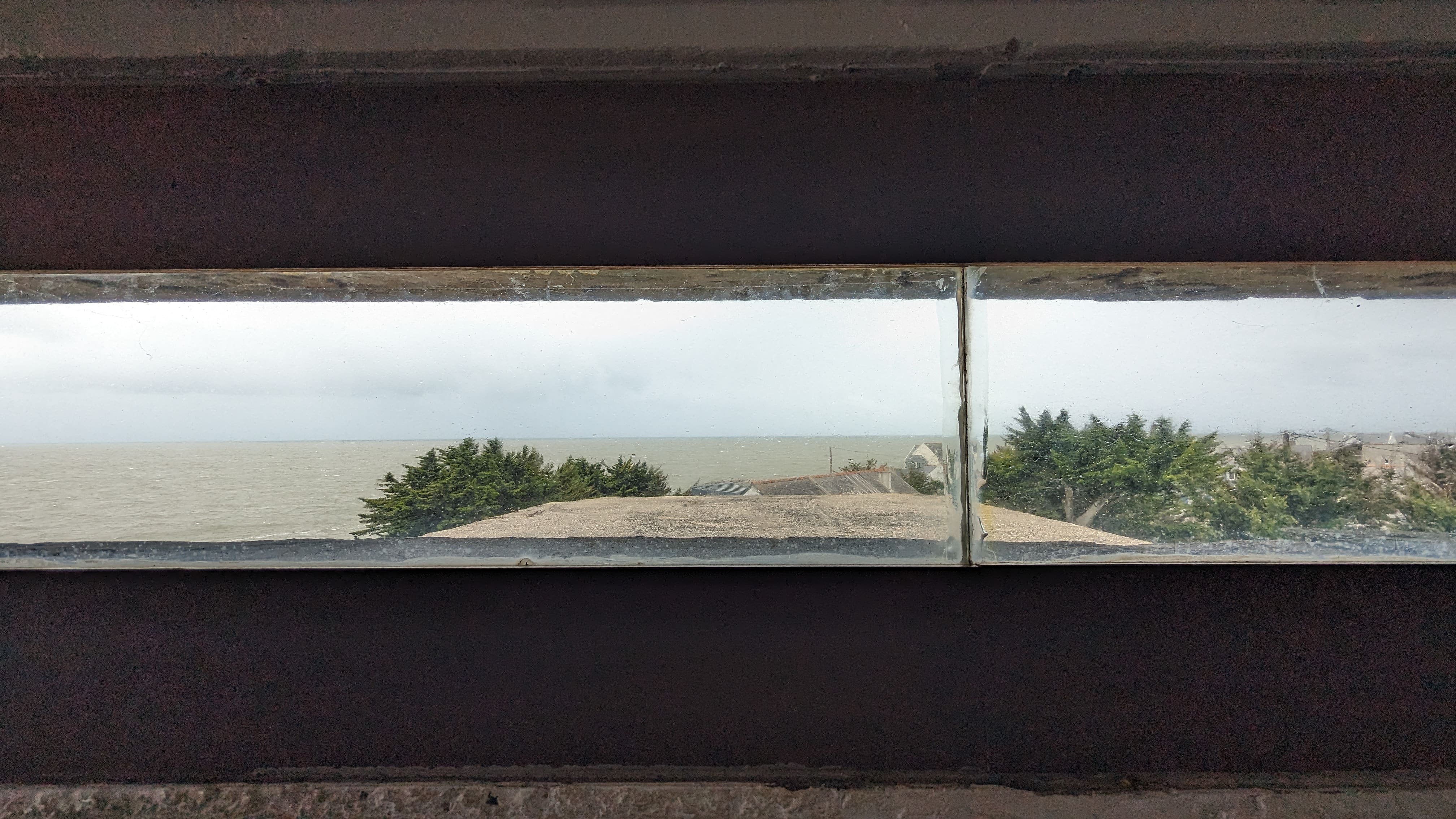 Vue sur l'océan depuis le blockhaus. Cette position stratégique servait aux allemands pour donner les positons de navires ennemis à des canons situés dans les terres.