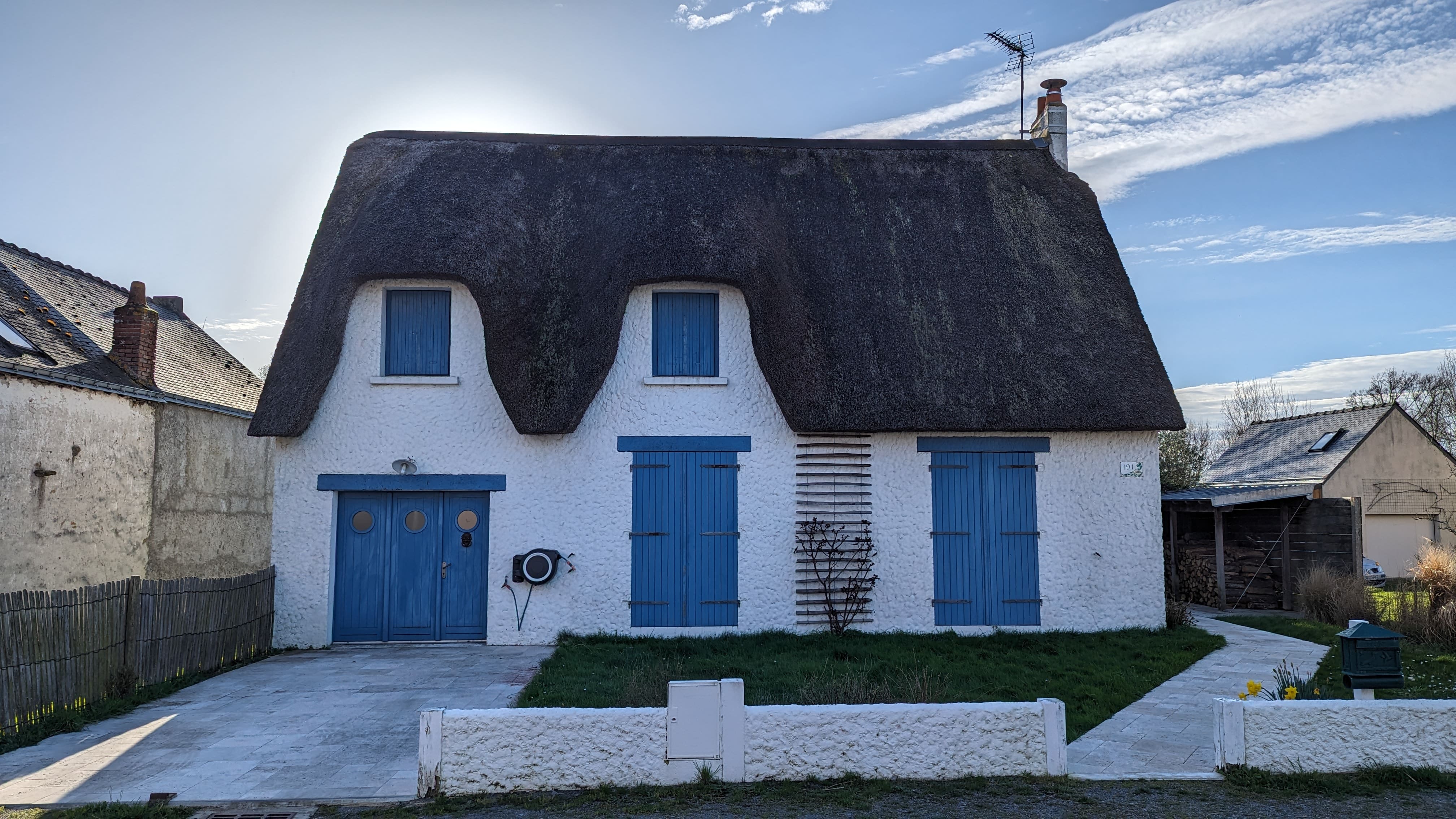 Une maison en toit de chaume, typique de la région, sur l'île de Fédrun.