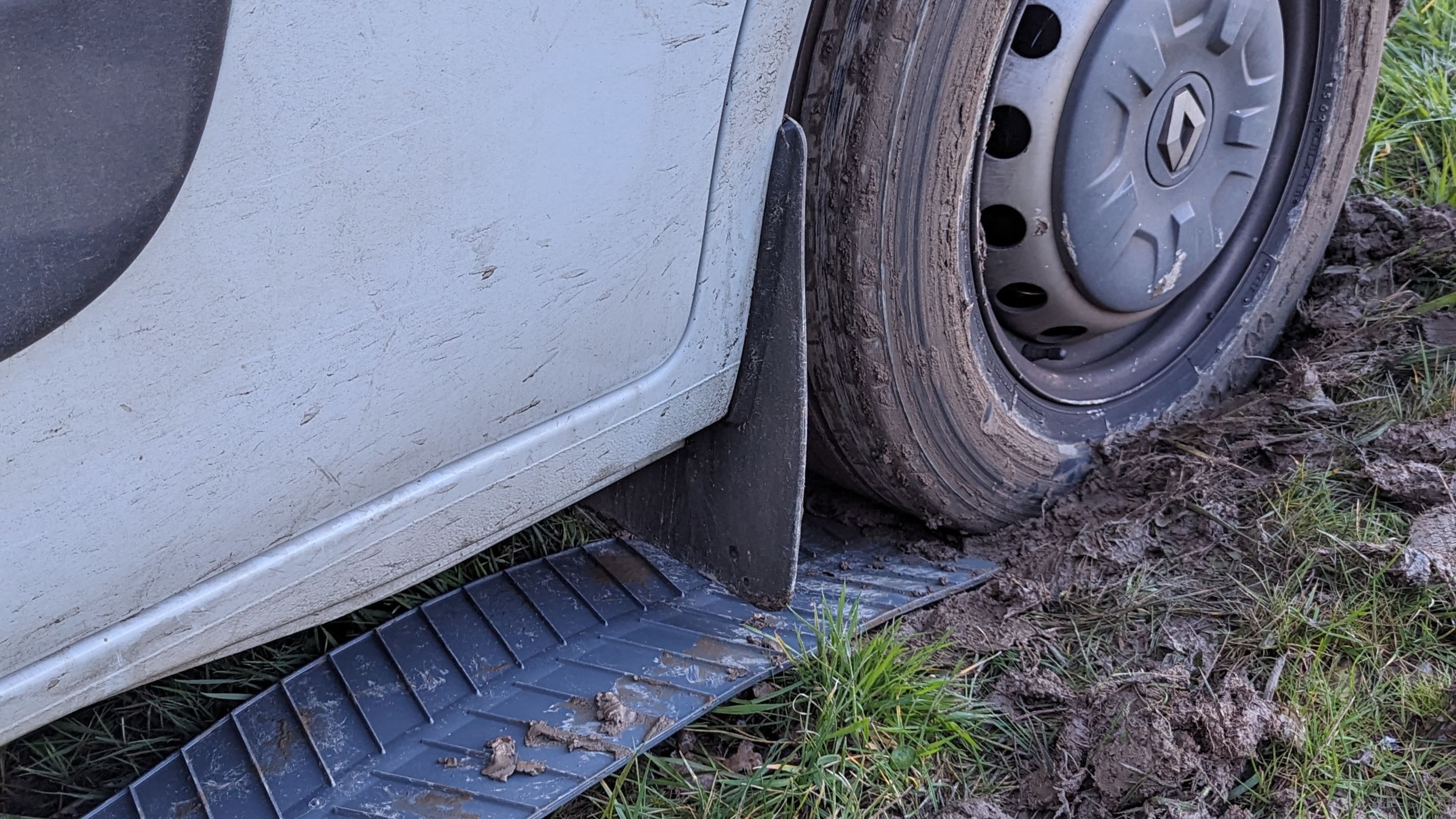 Et hop ! Après la grosse journée, on est allés s'embourber dans une aire de camping-cars en voulant... repartir pour en trouver une qui nous conviendrait mieux. Pour l'anecdote : un panneau que je n'ai pas vu, à l'entrée, indiquait : "Risque d'enlisement - Grosse galère, erreur de débutant". Ils nous ont bien cernés !