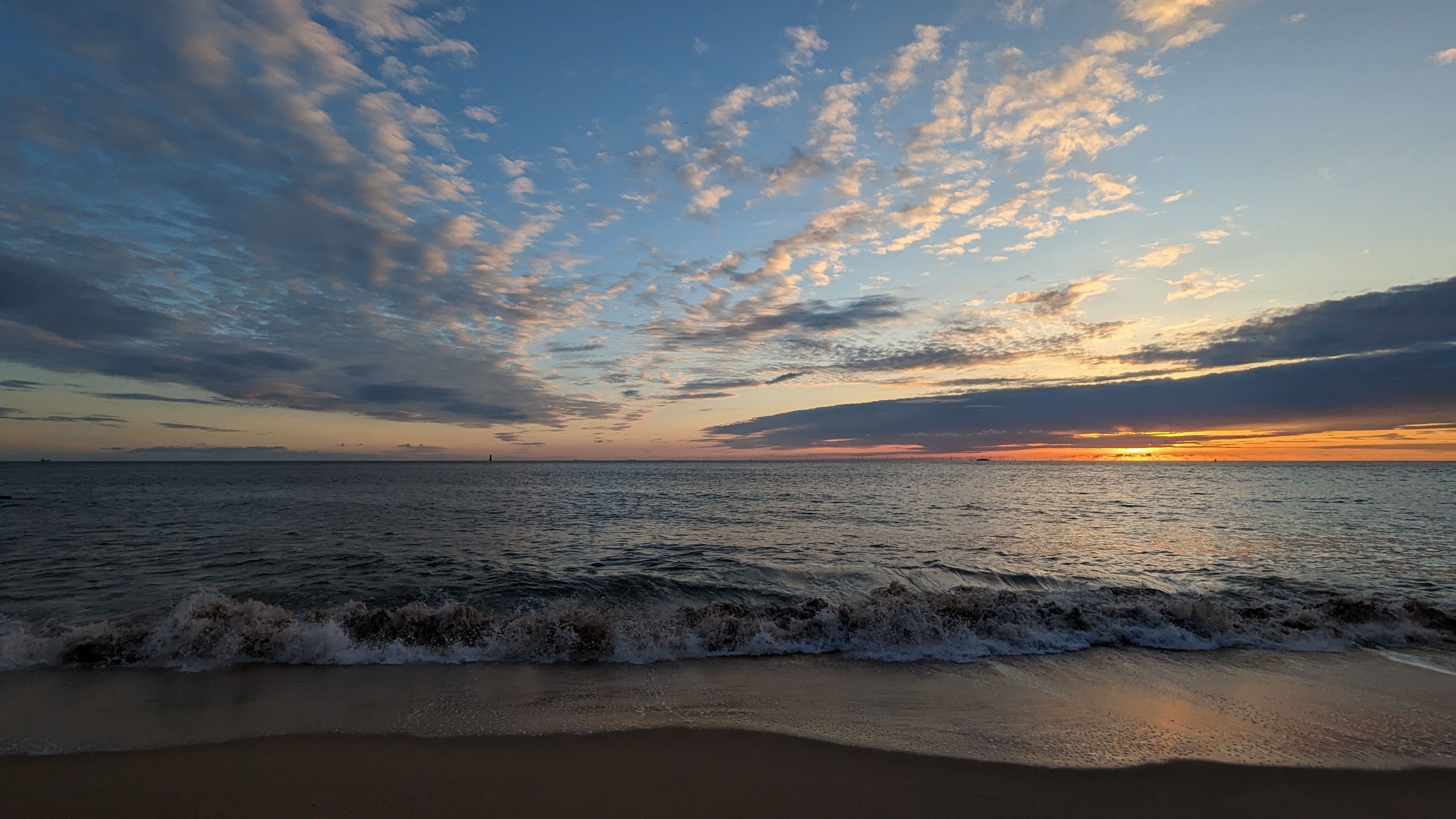 À côté de l'aire de camping-cars toute pourrite où on a été se poser le soir, une petite récompense tout de même sur la plage voisine, avec un joli coucher de soleil.