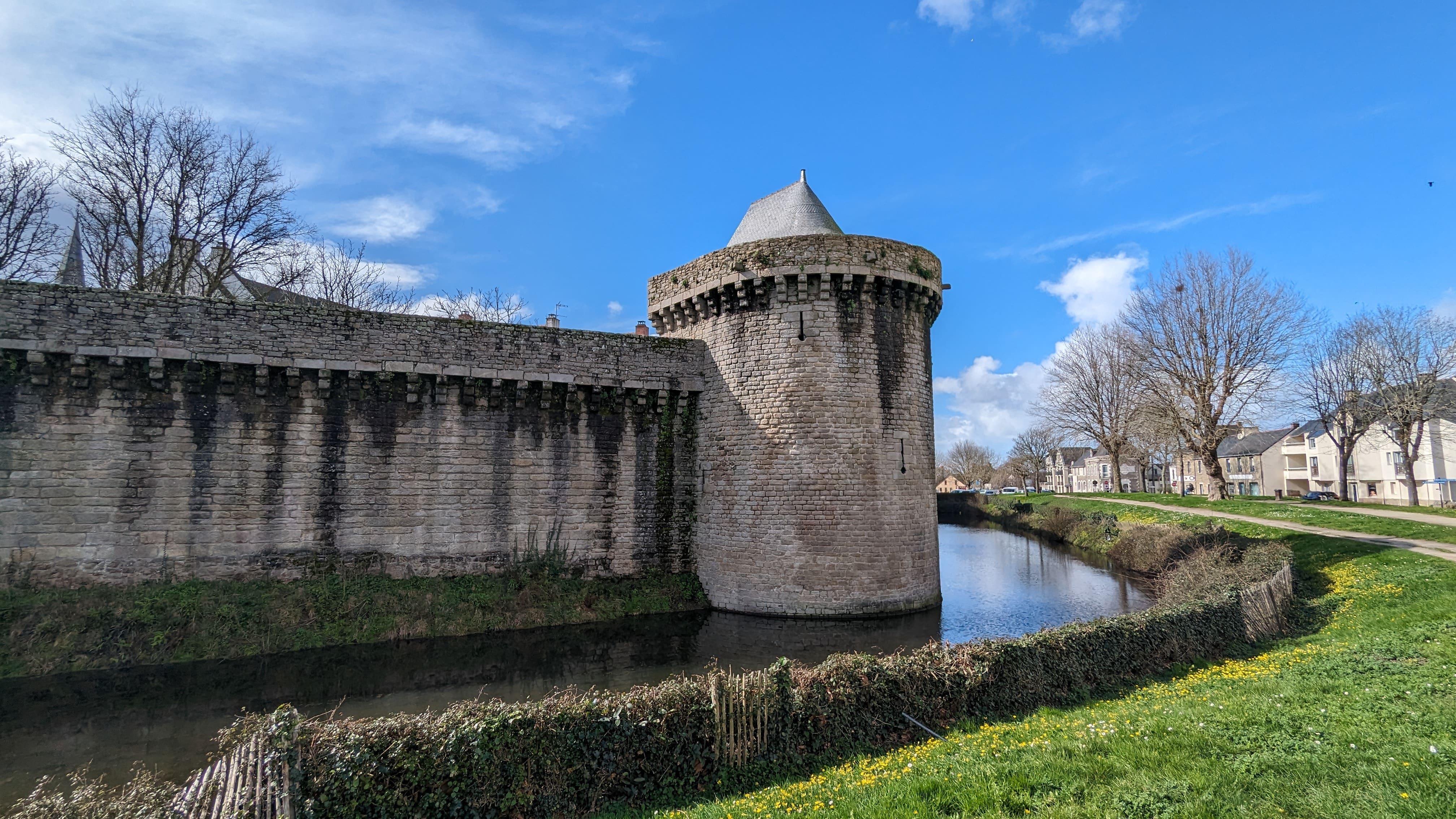 C'est beau hein, je dis juste qu'en dehors du dedans, ça ne vaut pas le coup de s'attarder 🙃