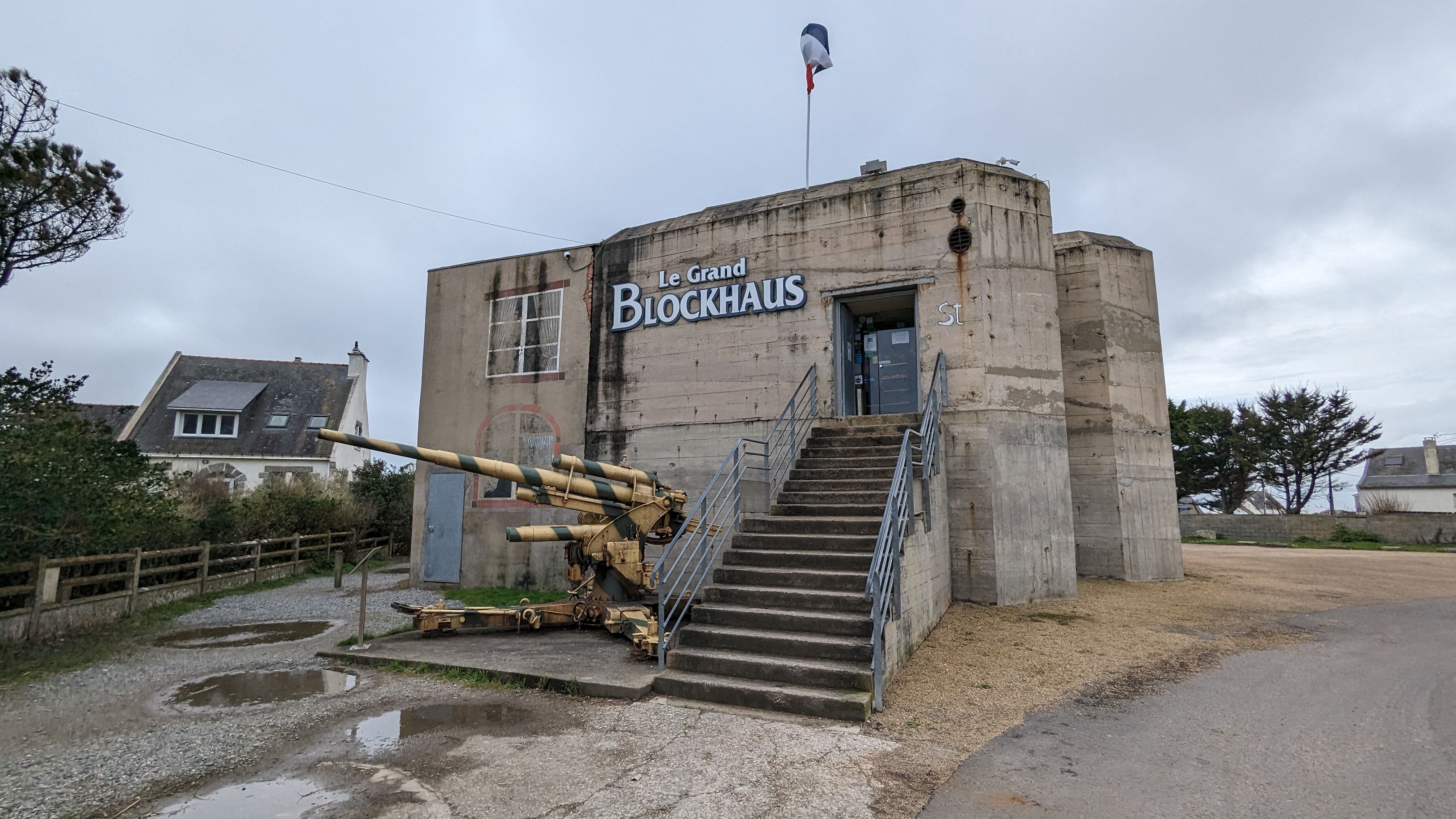 En quittant le bout de Terre du Croisic, nous faisons une halte à Batz-sur-Mer dans ce petit musée où nous découvrons un vrai pan d'histoire locale et de cette enclave (connue sous le nom de "Poche de Saint-Nazaire") d'occupation allemande qui ne sera libérée que le 11 mai 1945, soit après 9 mois d'isolement ! Le blockhaus avait été peint en trompe-l'oeil pour faire croire aux navires qu'il s'agissait d'une villa, vous en voyez encore les traces sur la gauche du bâtiment.