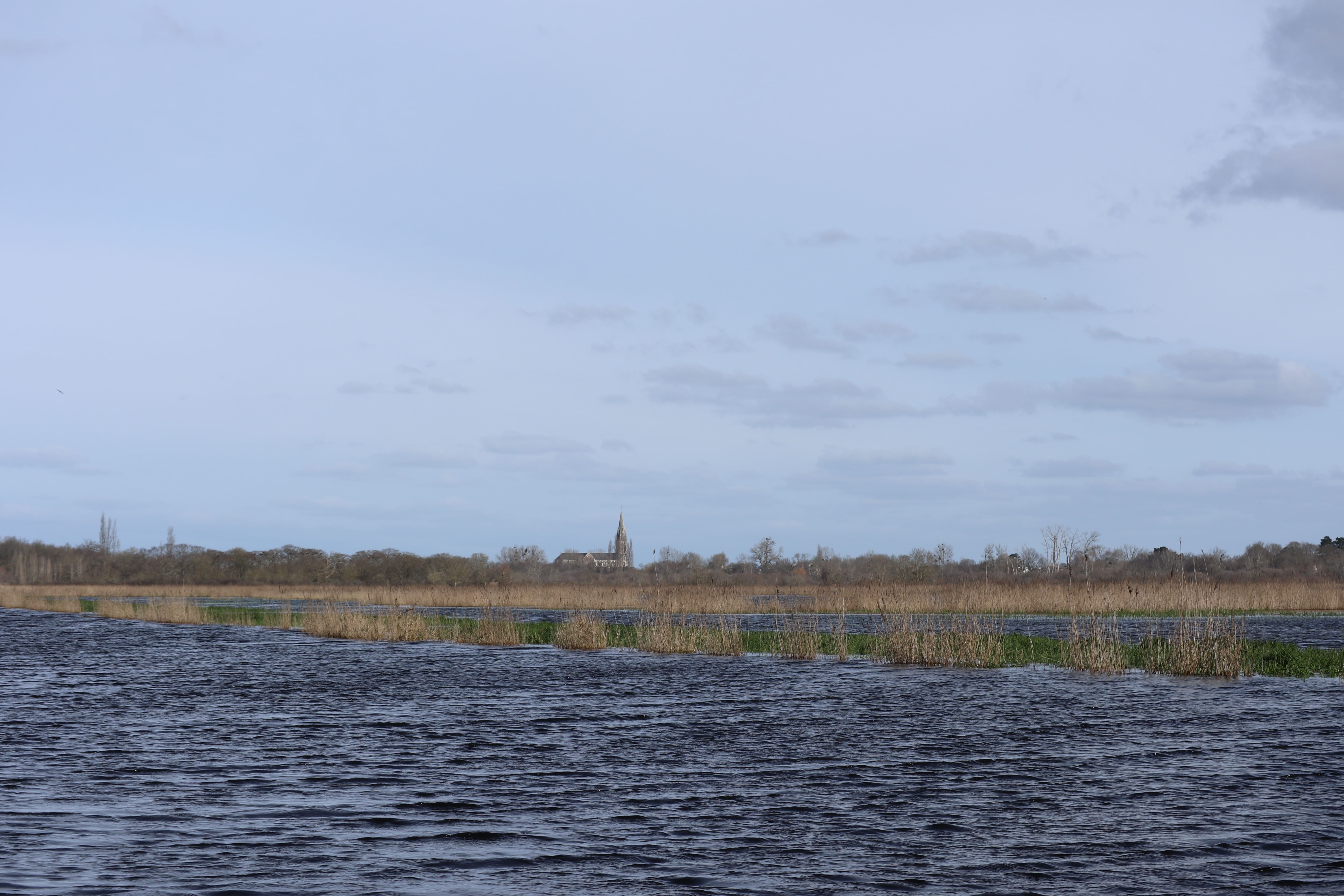 Un instant au calme, à naviguer sur une eau qui laissera place dans quelques semaines à des pâturages pour vaches et autres animaux d'élevage.