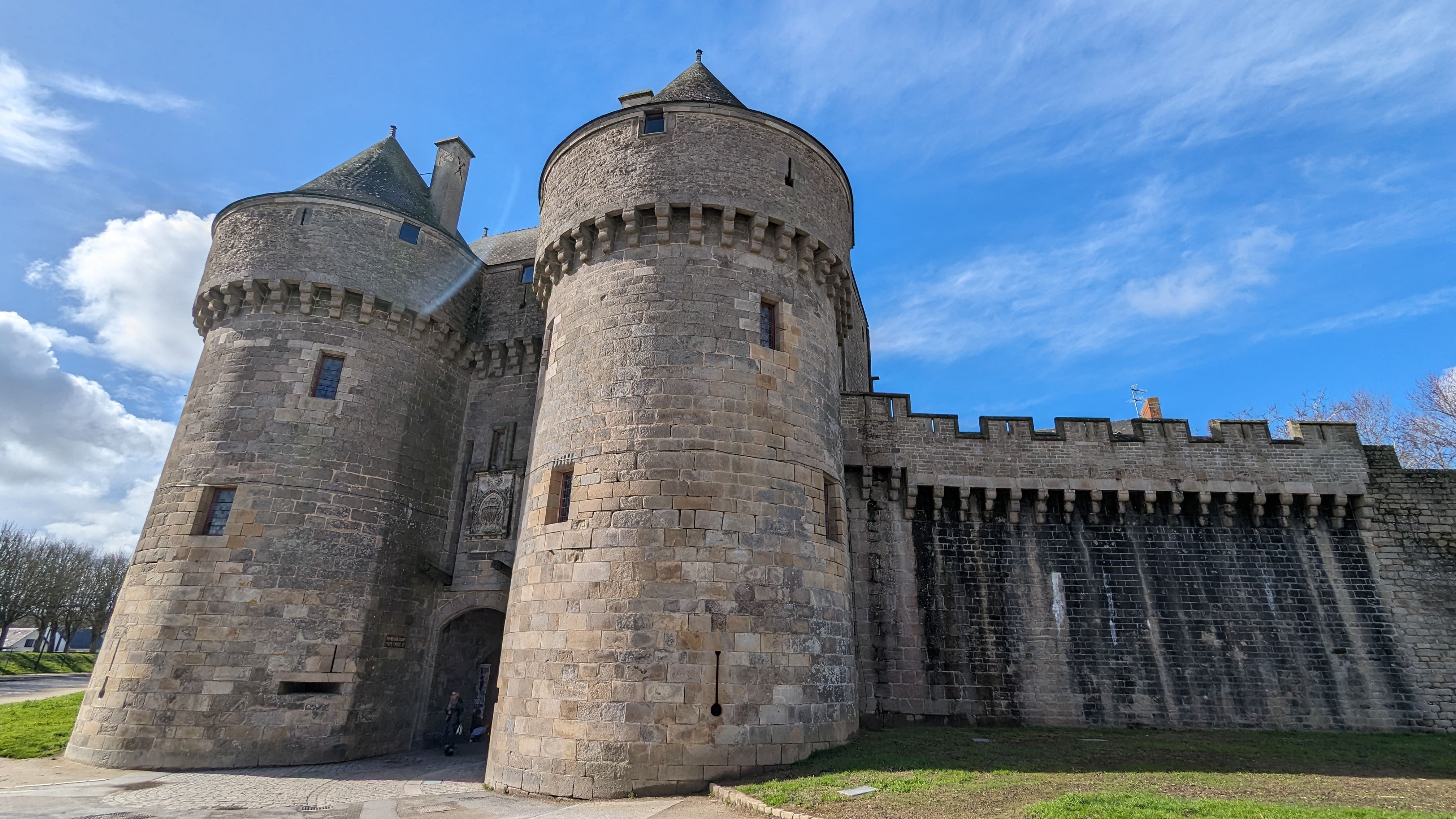 Grosse journée qui commence par une balade dans le coeur historique de Guérande. Petite cité toute mignonne qui contraste avec ses environs qui ont rappelé Créteil à Clélia 🙄