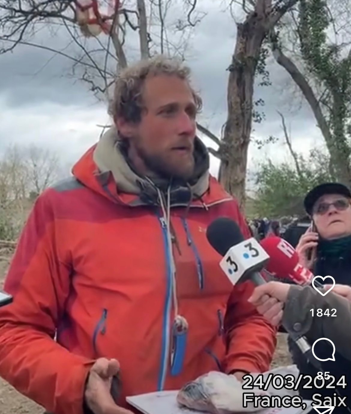 Reva, l'un des "écureuils" descendus des arbres ce dimanche, après plusieurs semaines perché en haut des cimes. 