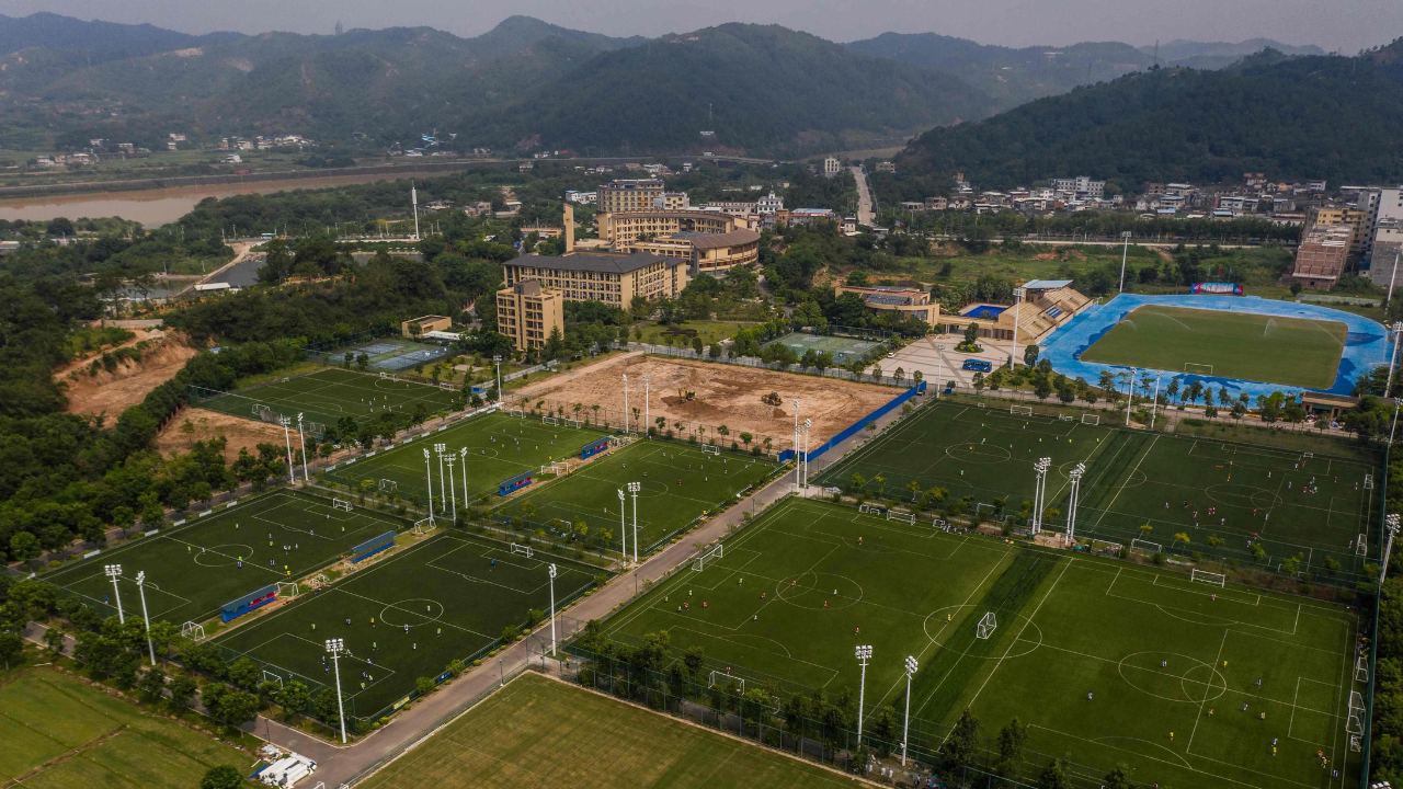 Qui dit "Chine" dit souvent "folie des grandeurs". La plus grande école de football au monde est sortie de terre en 2012, dans le sud du pays. Source photo : TheSun