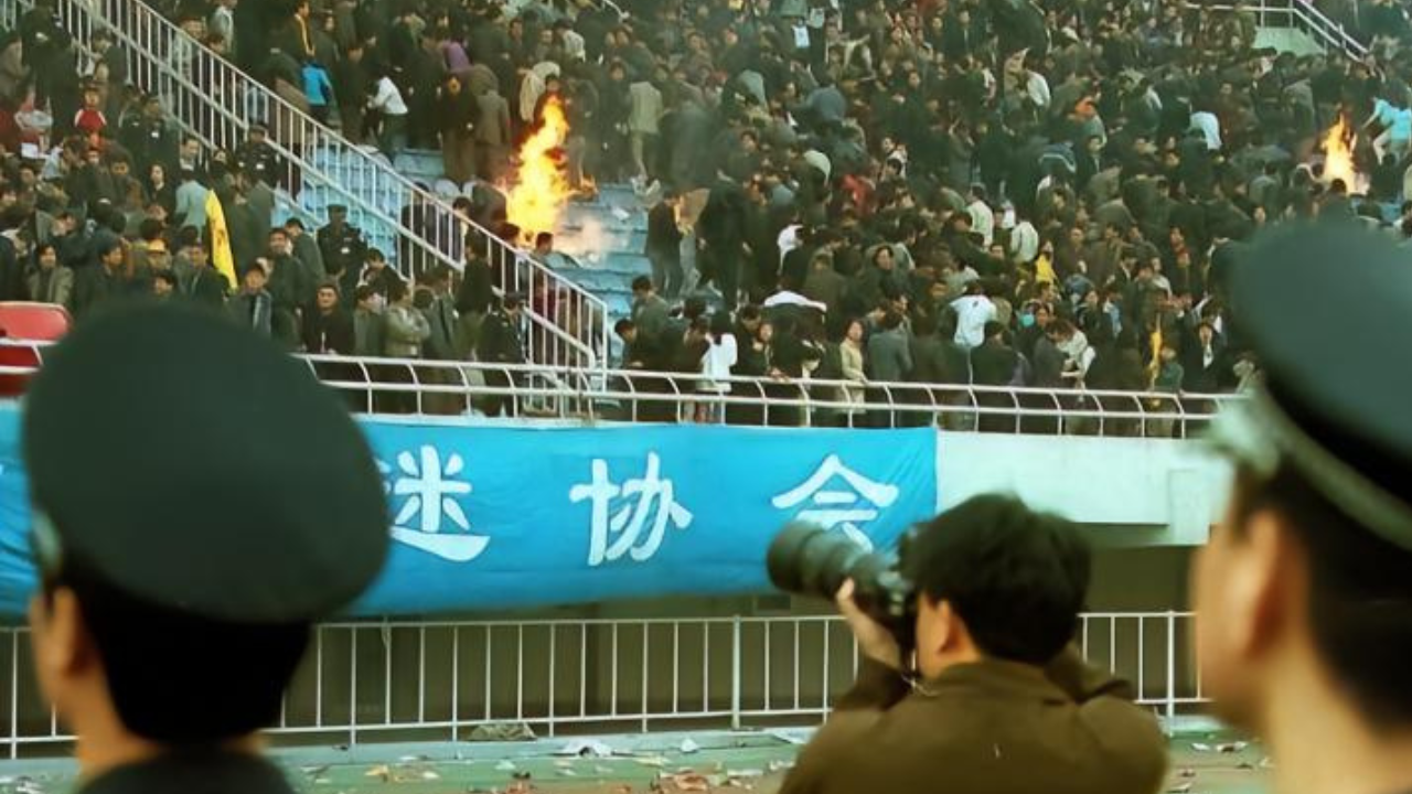 Au début des années 2000, corruption et hooliganisme envahissent le football chinois, la dégradation du stade de Xi'an en 2002 en est un exemple particulièrement parlant. Crédit photo : dongquidi  