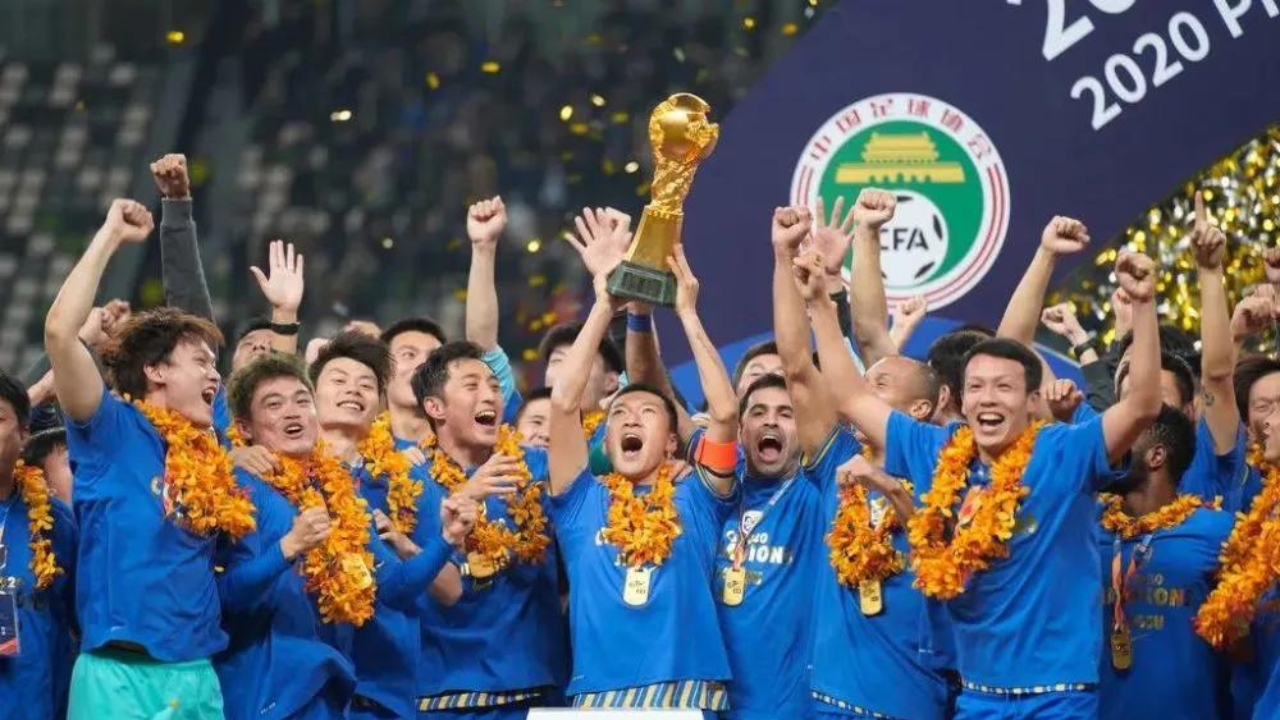Vainqueur de la Super League en 2020, le Jiangsu Suning fera faillite l'année suivante, preuve d'un effondrement économique rapide du championnat chinois. Source photo : 36kr