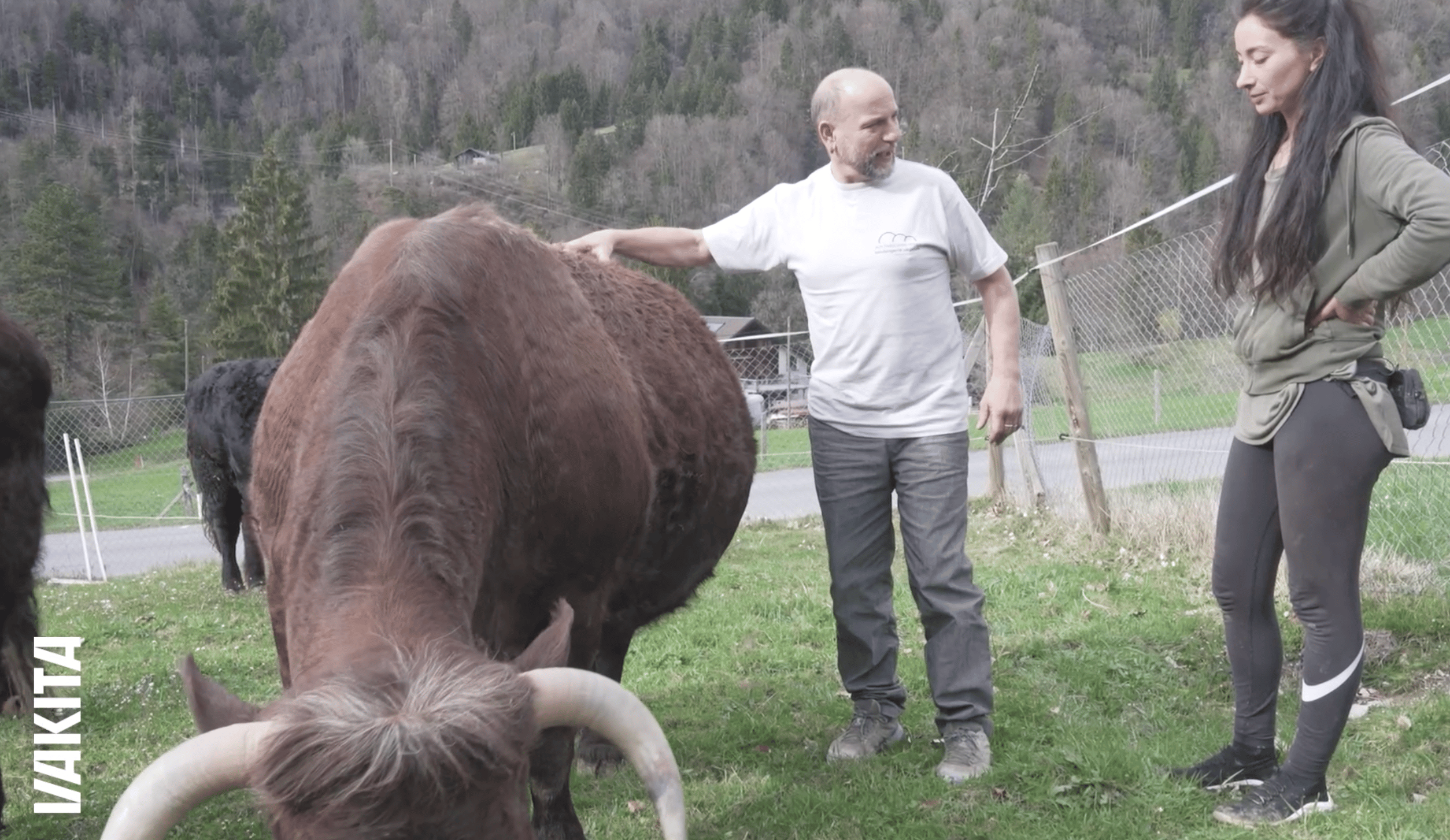Stéphane, un ancien éleveur, et Virginia, sur le terrain du refuge Co&xister. (image Vakita)