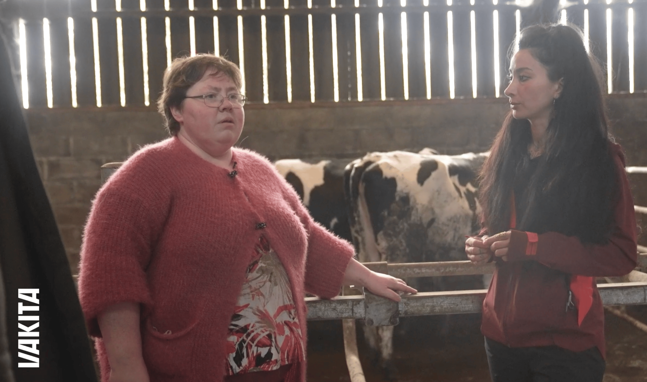 Élodie Le Du, éleveuse qui arrête son activité, et Virginia Markus, venue récupérer les vaches d'Élodie. (image Vakita)