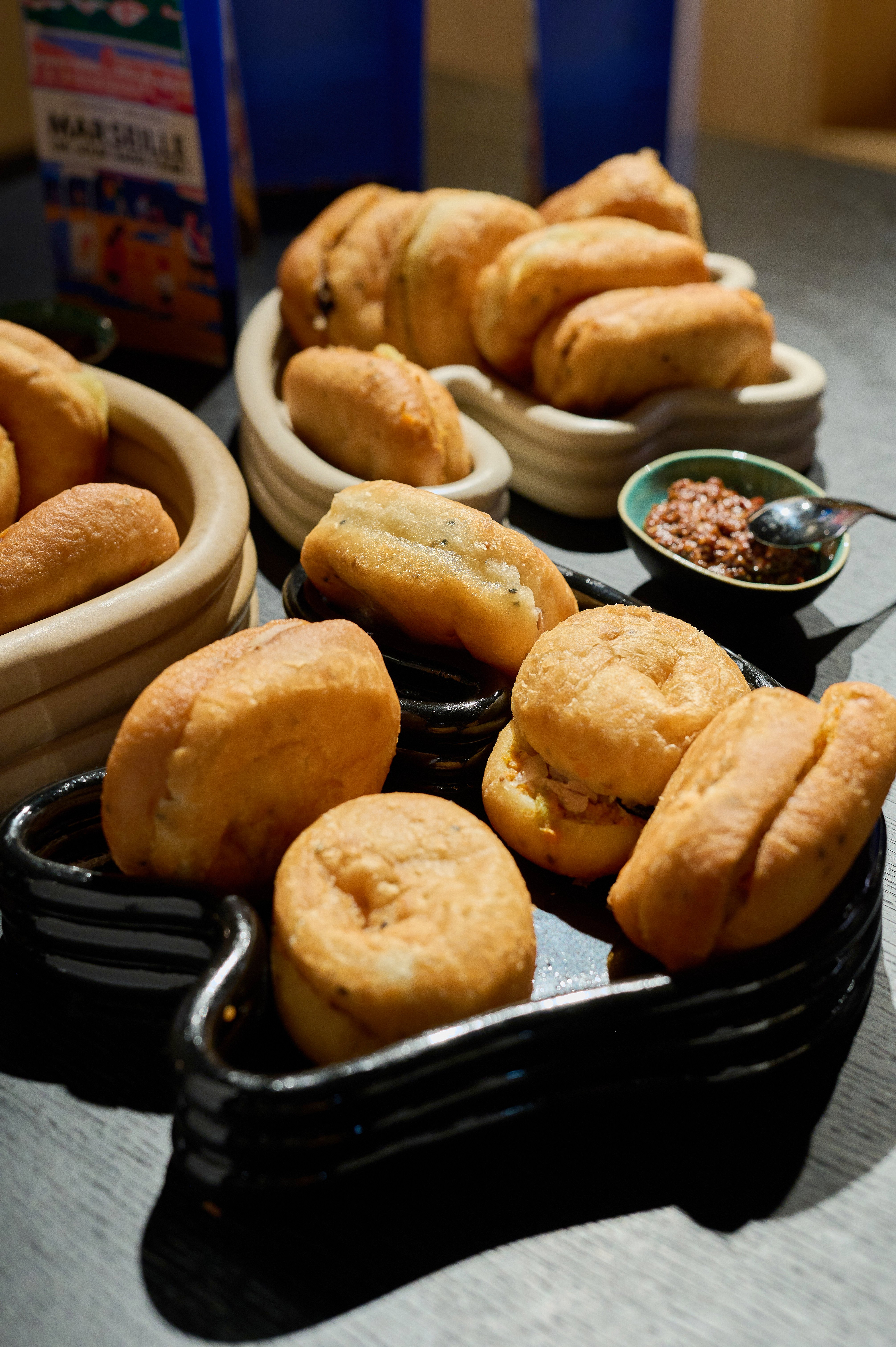 Fricassés de la Maison Journo à Marseille, cantine et pâtisserie juive tunisienne emblématique. Vaisselle par l'artisane Sophie Parachey