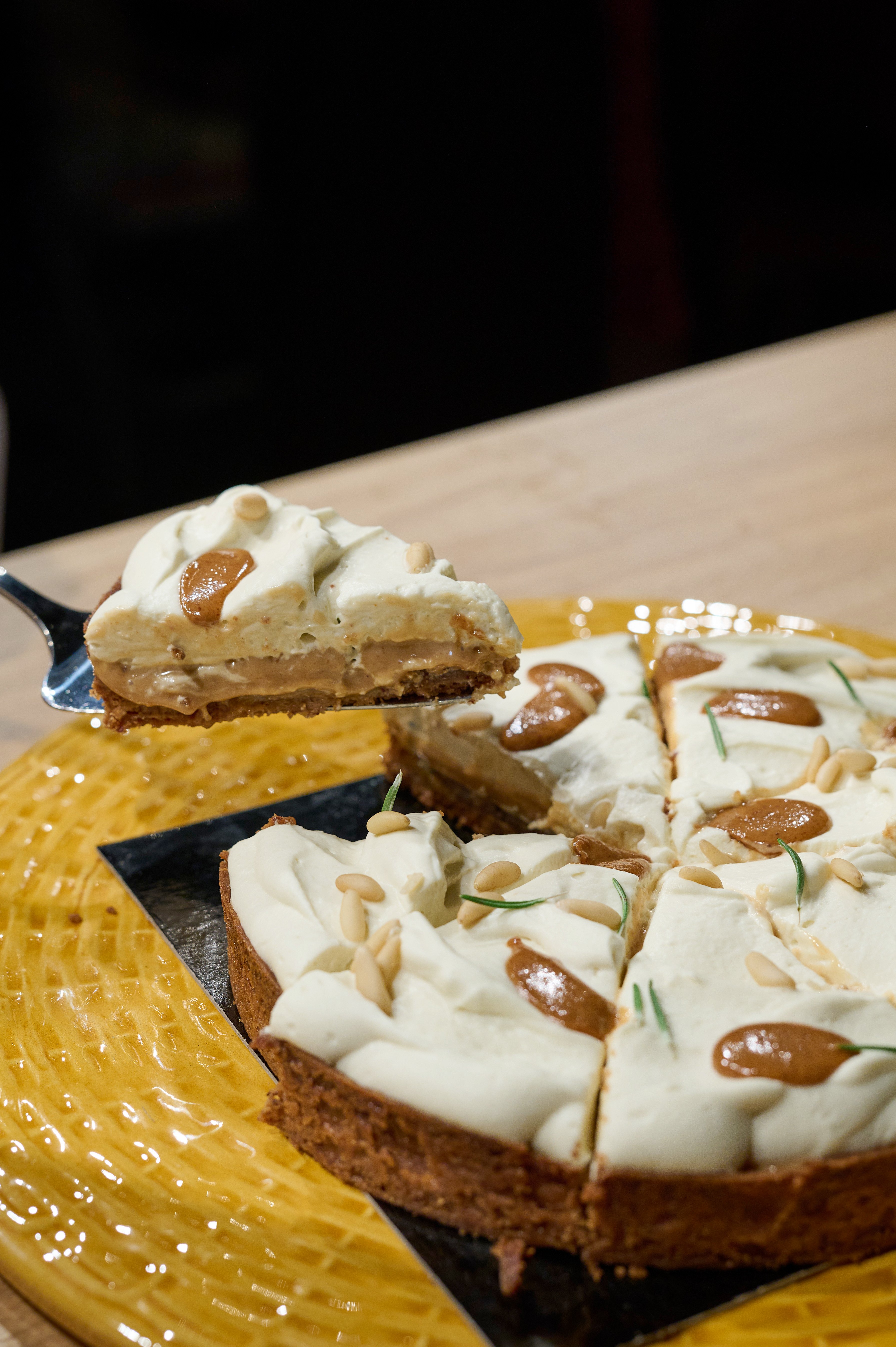Dinguerie : le gâteau "Balade en Garrigue" (mousse romarin, praliné pignon de pin, crème d'amande et pâte sablée), gâteau phare de la pâtisserie végétale marseillaise Oh Faon!