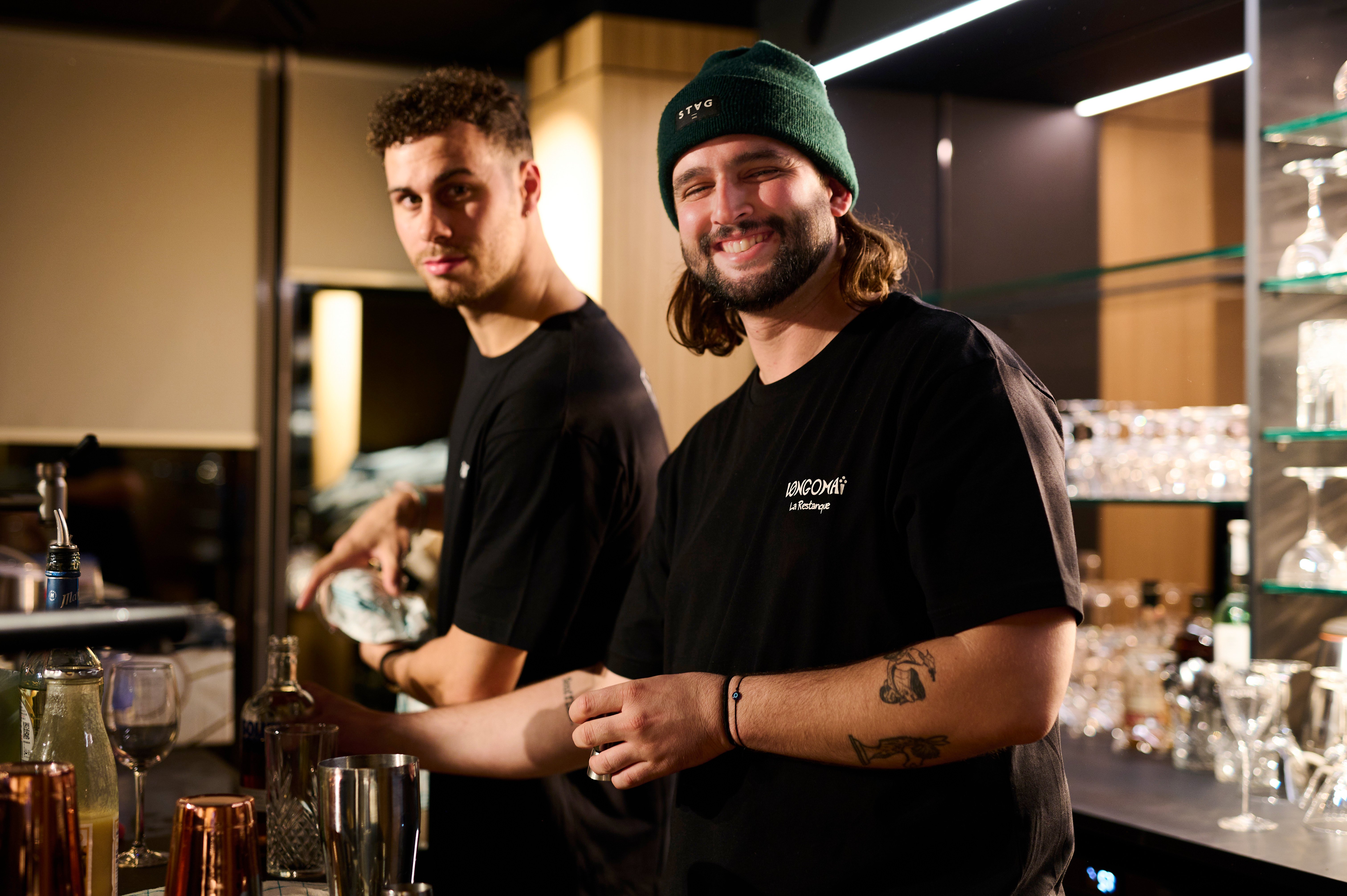 Jean-Baptiste Pouce (à gauche) et Gianni Basile (à droite), princes du cocktail et patrons du café-restaurant La Restanque à Marseille 