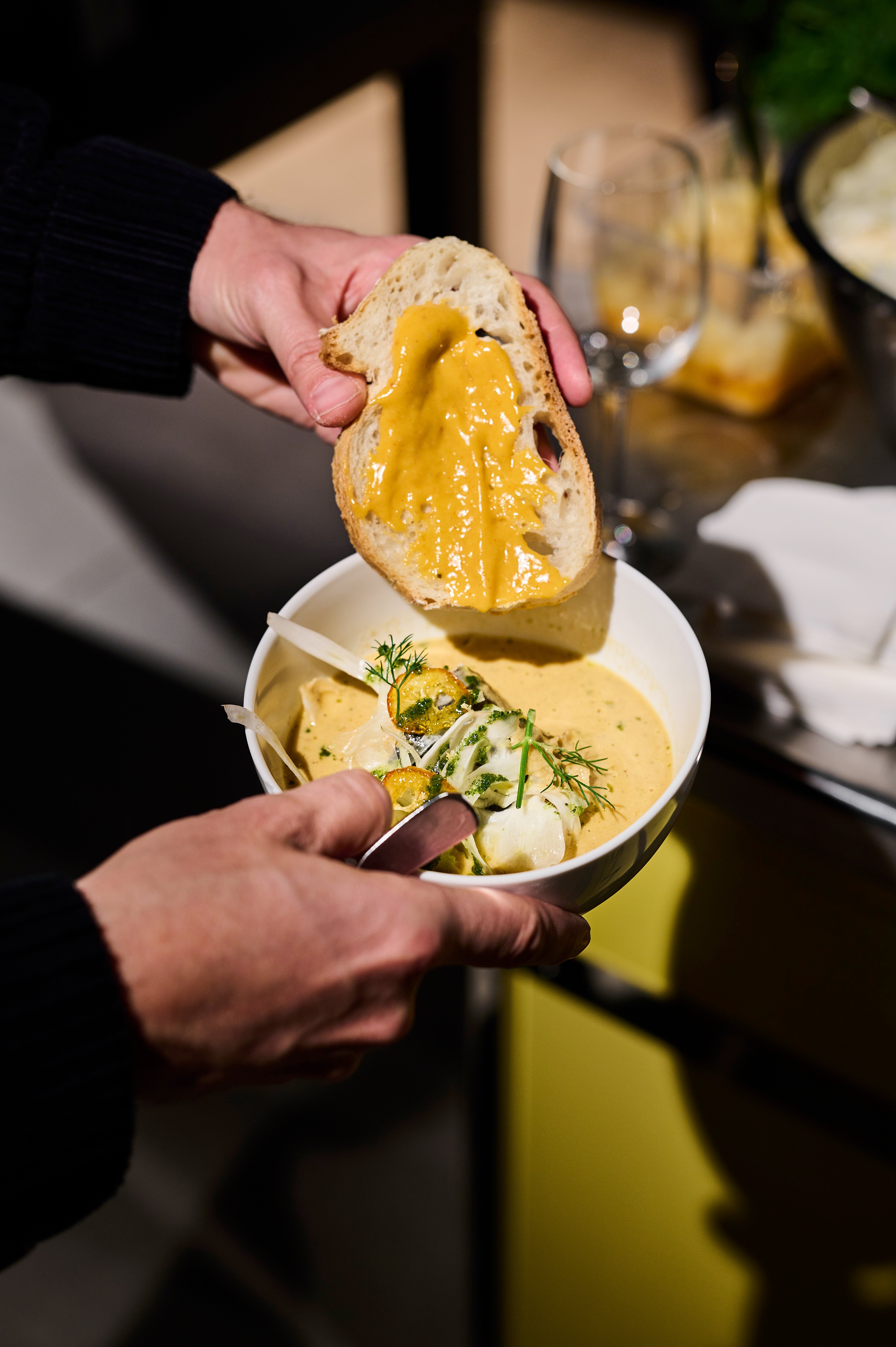 Bouillabaisse crémée par Alexis Munegoni, chef du café-restaurant La Restanque à Marseille