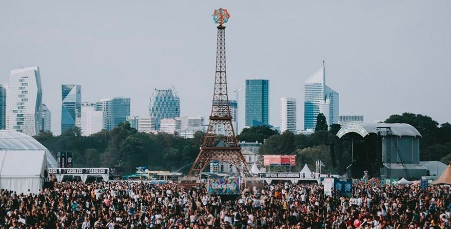 Live Nation n'a peur de rien, même pas de construire une fausse tour Eiffel pour son festival Lollapalooza // © Live Nation