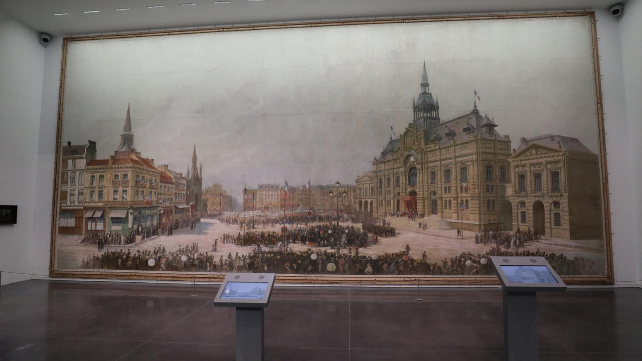 Parmi les quelques œuvres qui nous ont marqué, ce tableau absolument monumental qui occupe tout un mur. Réalisé par l’atelier Jambon-Bailly en 1911, il représente la grand-place de l'Hôtel de Ville de Roubaix. Impressionnant de précision, il a un air de photographie panoramique. Bluffant.