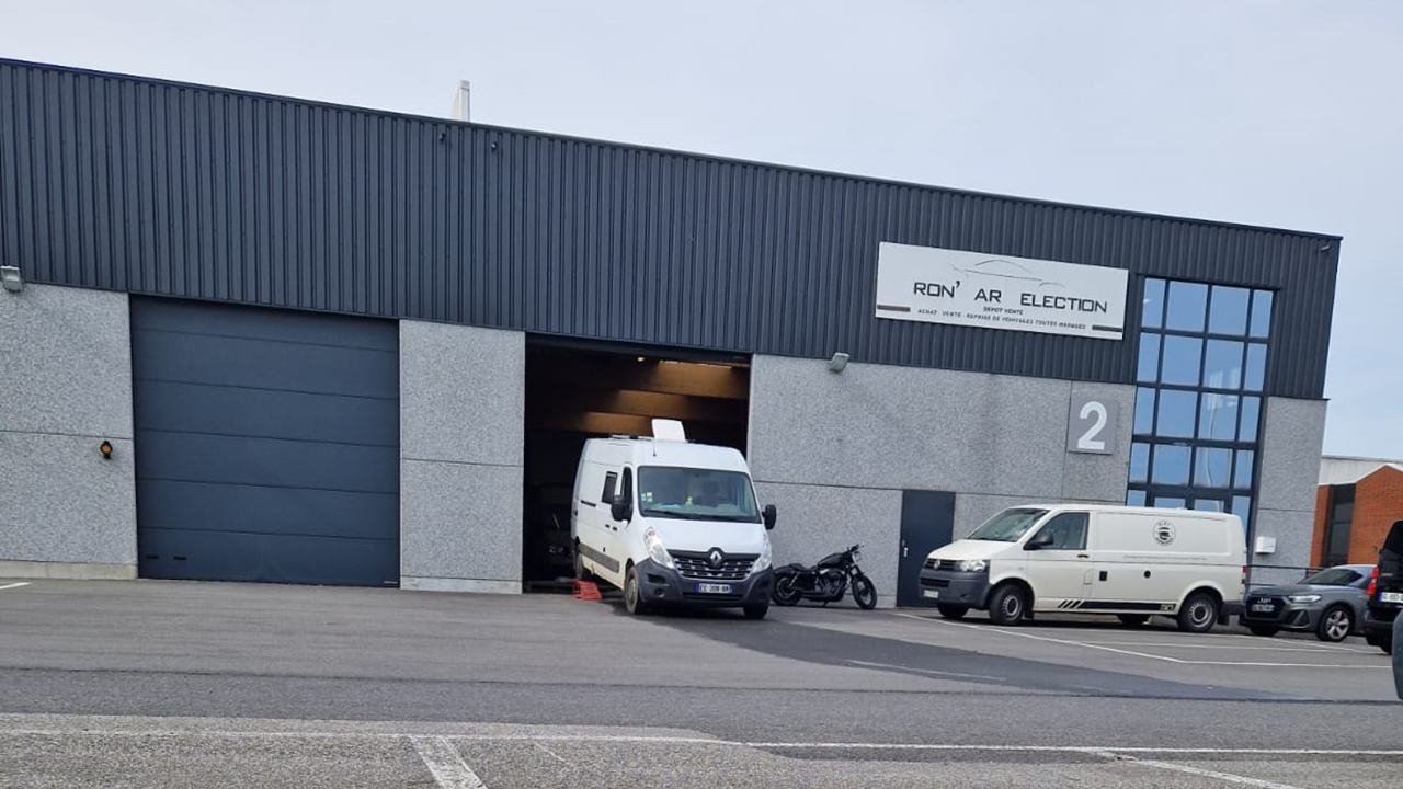 Bon anniversaire Chocobo ! Notre fourgon aménagé a soufflé sa première bougie et pour l’occasion, nous l’avons emmené chez nos aménageurs pour un check-up complet. Bilan : il est en bonne santé et les quelques trucs un peu frustrants des derniers mois (lanterneau défaillant, eau de la douche stagnante, bouton de la plaque de gaz qui ne fonctionnait plus, etc.) sont tous réglés ! C’était LA raison de notre venue dans le Nord, mais nous reviendrons, un jour, quand il fera un beau :)