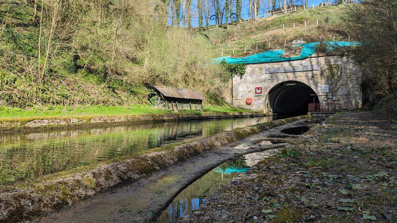 A l’origine, c’était dix bonhommes qui halaient les bateaux. C’est à partir de 1910 qu’on est passé à l’électrique. Entre temps il y a eu les chevaux (1856) et un système à vapeur (1864).