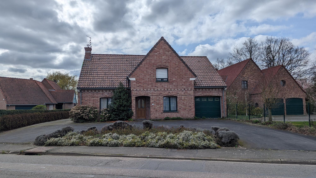 En plus des innombrables cimetières qui longent les routes de la région, il y a bien sûr les maisons en briques rouges si caractéristiques. 