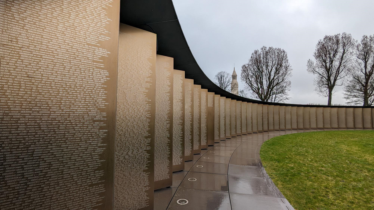 Nous ne savions pas que notre « spot » pour la nuit était à côté d’un lieu si chargé d’histoire(s). Nous faisons d'abord le tour de "l'anneau de la mémoire", où les noms de 580.000 soldats, de toutes nationalités, tombés sur le sol du Nord et du Pas-de-Calais sont gravés. Aussi impressionnant qu’important.