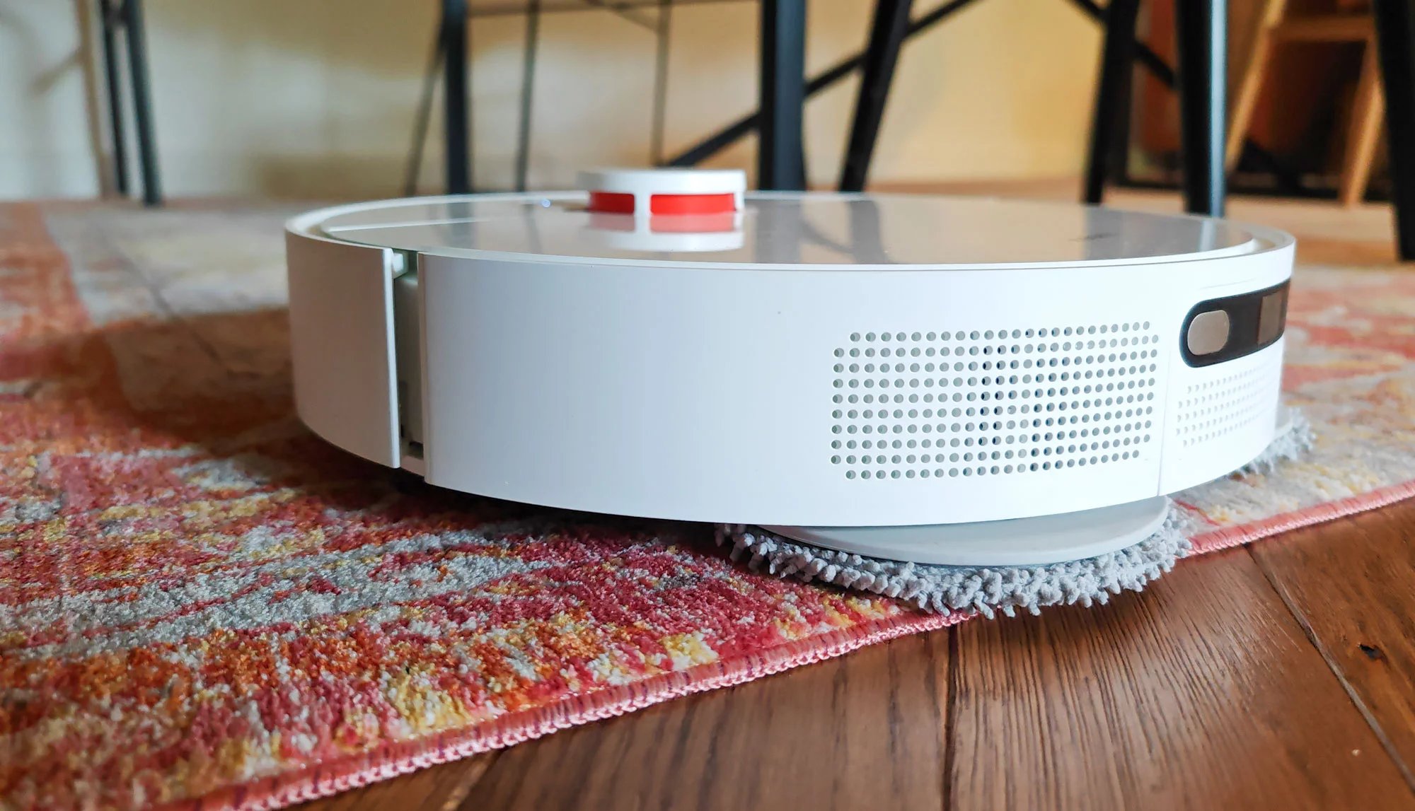 Un aspirateur robot en action (c) Labo Maison