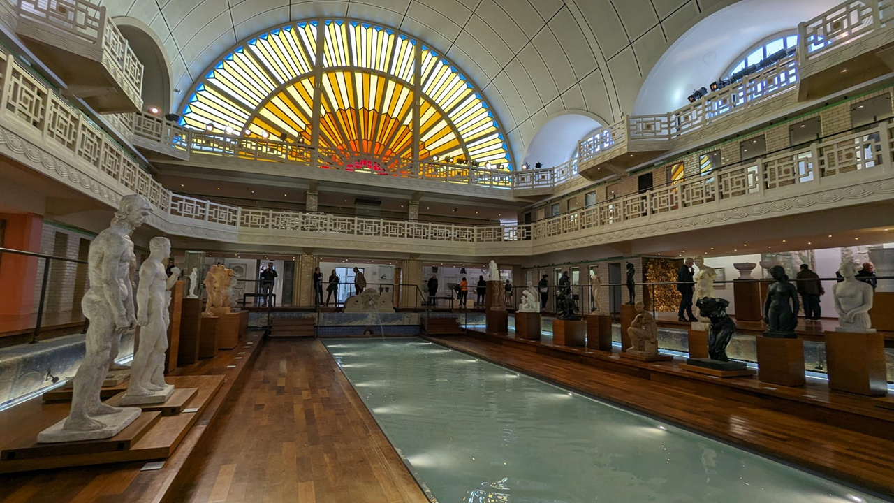 A Roubaix se trouve un des incontournables de la région : le musée de la Piscine. Un lieu culturel éclectique où se côtoient des œuvres d’art d’horizons très divers, dans un décor pour le moins atypique. 