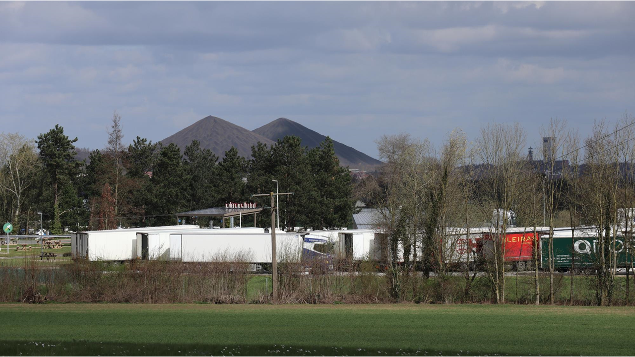 Nous sommes restés dans les terres où le relief est cruellement plat et monotone… Mais ! Ces « montagnes » de résidus miniers (ou "terrils") ont suscité notre curiosité. Tout un symbole pour ces terres dont l’histoire est étroitement liée au travail dans les mines.